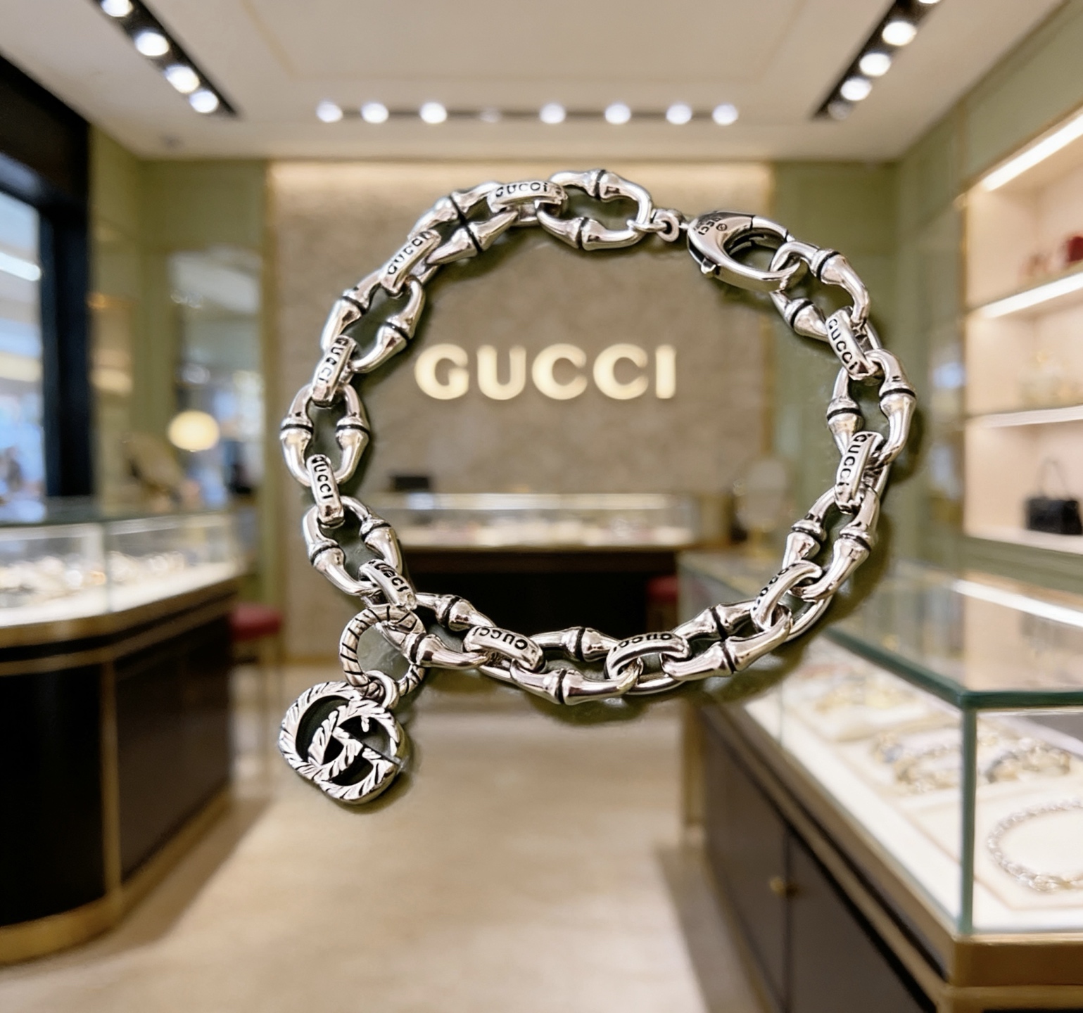 NO:724298,Batch. Gucci Recommended Models 2026 Latest Gucci Gucci Bracelet The latest classic model. Exquisite regardless of style and texture, it is absolutely top-notch. You can understand the original logo at a glance. Super nice. The best choice to match clothes. A must-have artifact for men and women. Size 16.17.18.19.20.21.22.cm. Simple and elegant, low-key and luxurious. Boutique jewelry, gucci, gucci, bracelet.19860909批 . 古驰推荐款2026最新出炉 Gucci古驰手链最新款的经典款 精致无论款式 质感 都是绝对的顶尖feel 只要看一眼就懂了原版logo 超 nice 搭配衣服最佳的选择,男女同款必备神器 码数16.17.18.19.20.21.22.厘米 简单又大气,低调显奢华,饰品精品,gucci,gucci,bracelet,Jewelry
