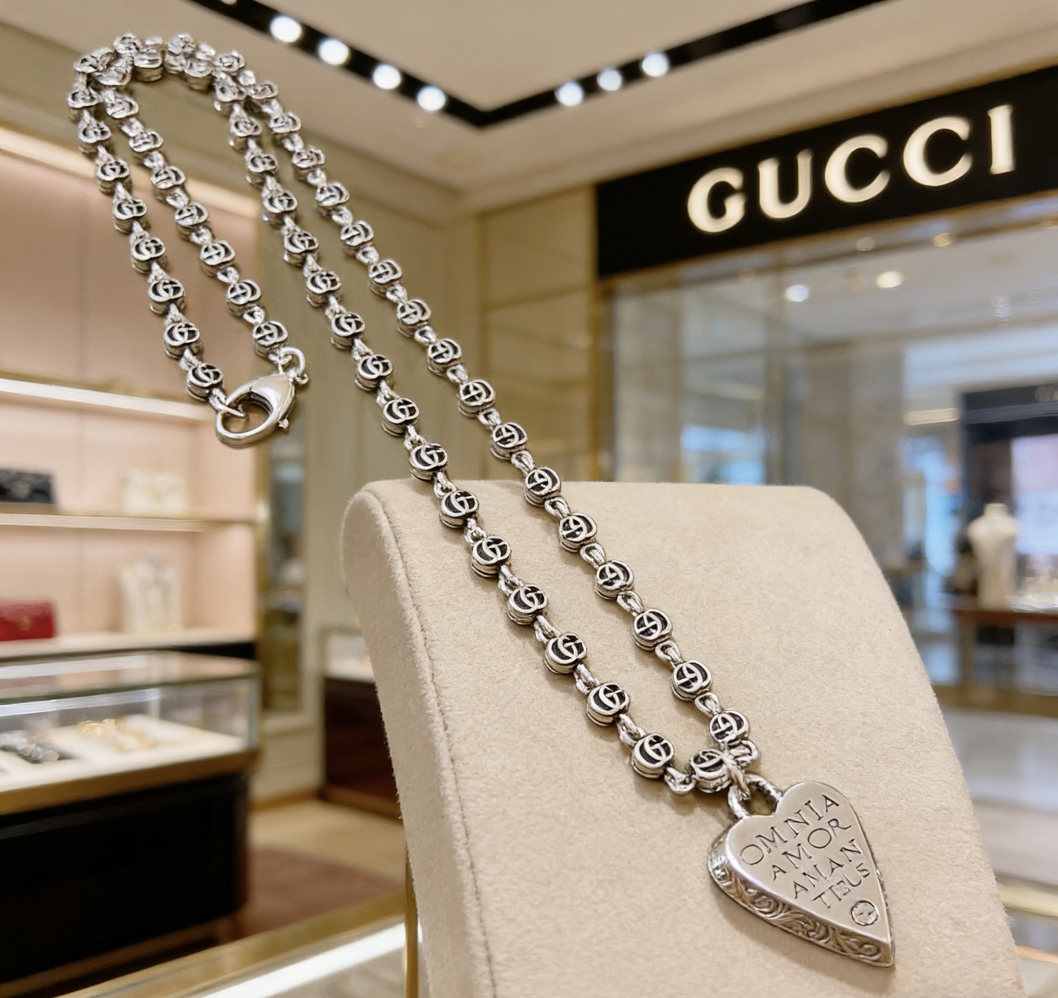 NO:724304,Batch, it’s so handsome. Gucci necklace 2026 latest chain has a higher grade. The same classic style as the star Anger Forest series double G tag style Gucci necklace. The chain length is 60 cm and the length can be changed. The details are distressed and the version is not available in the market. This type of shiny version has been out. It is a best-selling model in Gucci. It goes well with trendy clothes, fine jewelry, gucci, and necklace.19860909批 太帅啦 古驰项链2026最新款链条档次更高明星同款经典款Anger Forest系列双G吊牌款古驰项链 链长60厘米可改长度 细节对版做旧处理 非市面亮面版型 这款一直在出 古驰里面热卖款 非常好搭配潮流衣服,饰品精品,gucci,necklace,Jewelry