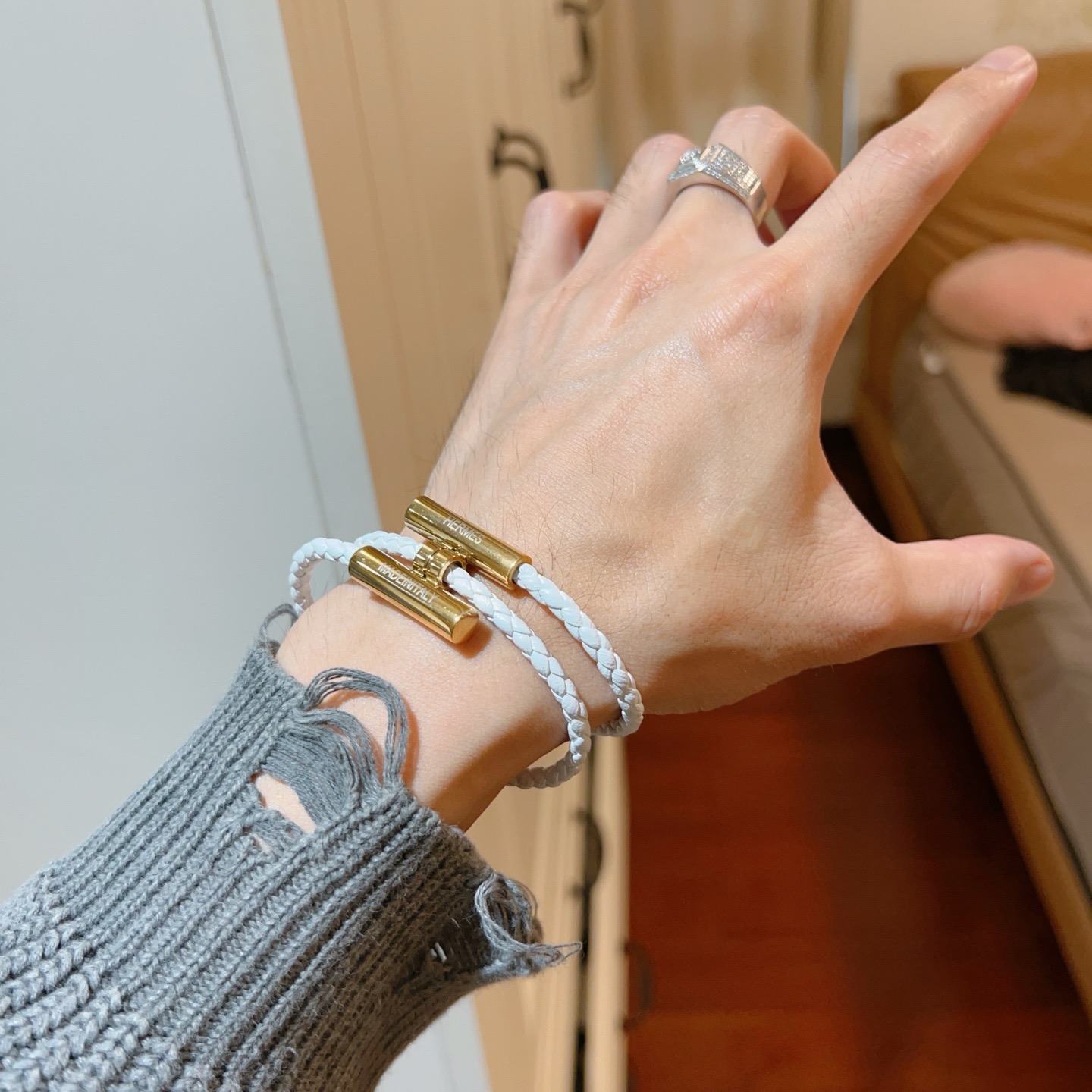 Pulsera Hermes Tournis Tresse Cuero trenzado blanco con herrajes de metal dorado T2 17cm
