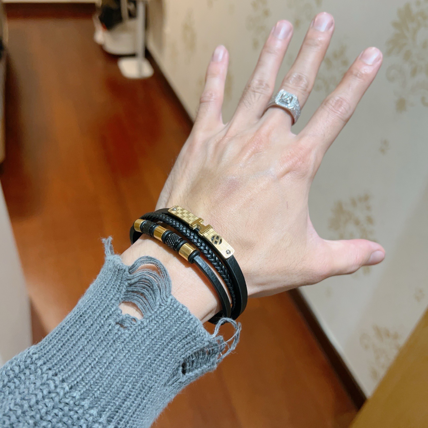 Bracelet Hermes New H en cuir noir matériel en métal doré 19cm