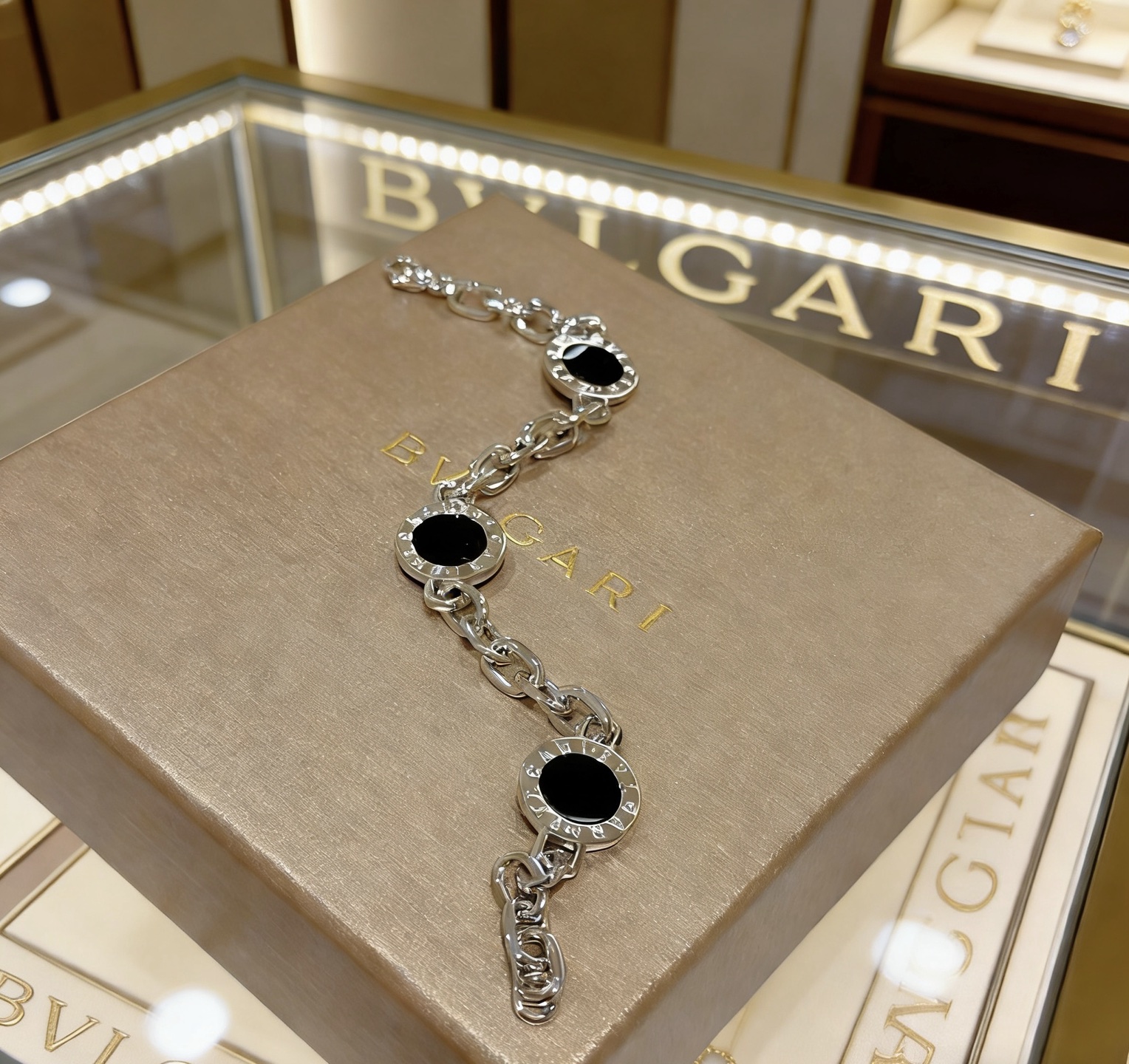 Bvlgari 宝格丽手链V金材质 BVLGARI宝格丽 DIVAS‘ DREAM 系列 品相完美