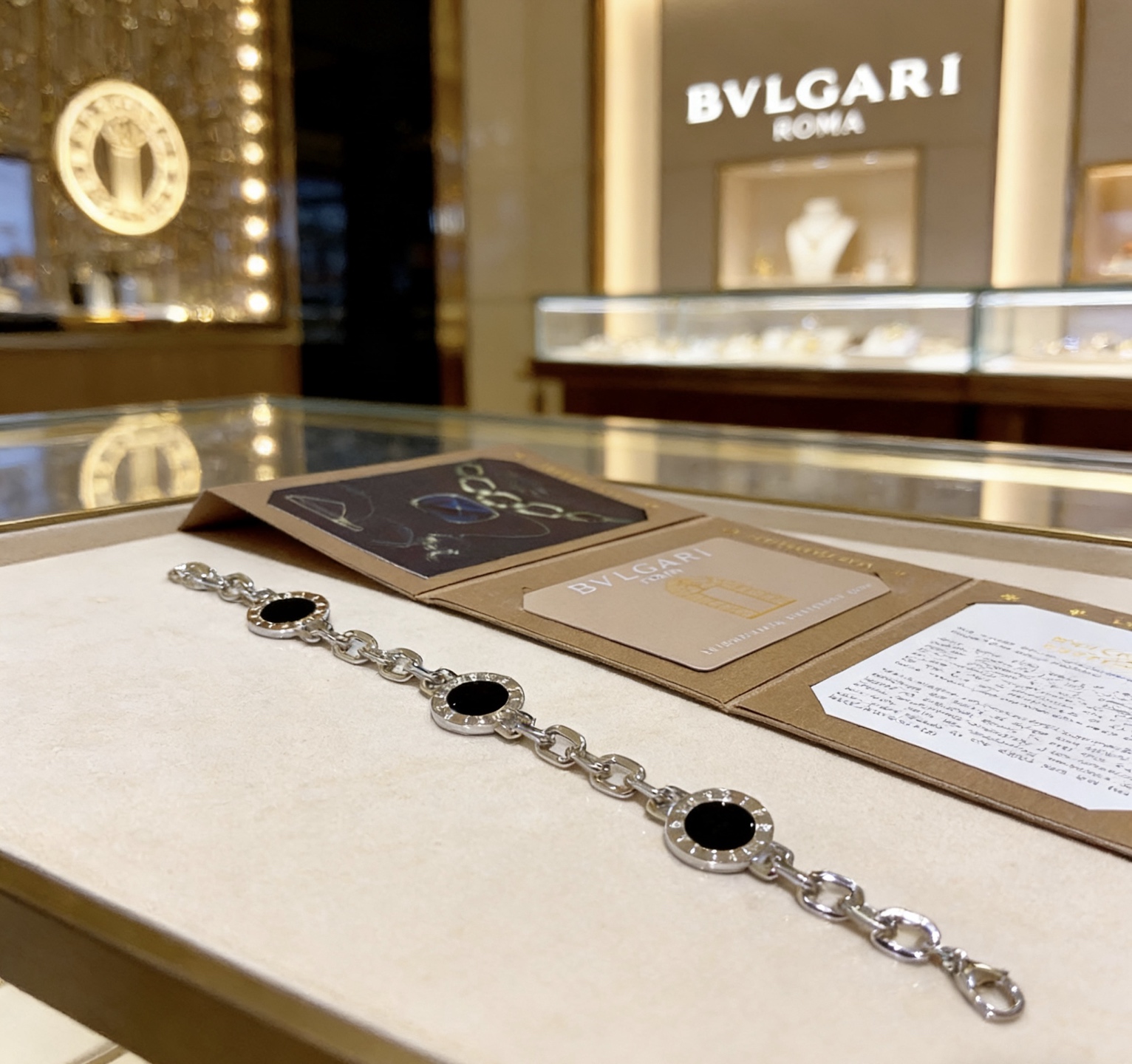 NO:724278,Batch. Bvlgari Bracelet V gold material BVLGARI DIVAS' DREAM series The appearance is perfect, the details are invincible, the unique color is completely impeccable, and it is decorated with a classic ring shape design, which is simple yet elegant and eye-catching. The pure handmade combination of V gold is more elegant and elegant. Same style for men and women. Bvlgari bracelet 18 20 22 24cm, boutique jewelry, Bottega  veneta,bvlgari,bvlgari,bracelet19860909批.宝格丽手链V金材质 BVLGARI宝格丽 DIVAS‘ DREAM 系列 品相完美,细节无敌,那种独特的色泽完全无可挑剔,再缀以经典指环外形设计,简约之余却又优雅夺目,V金纯手工的组合更显气色,上手雅致动人.男女同款 宝格丽手链 18 20 22 24cm,饰品精品,bottega veneta,bvlgari,bvlgari,bracelet,Jewelry