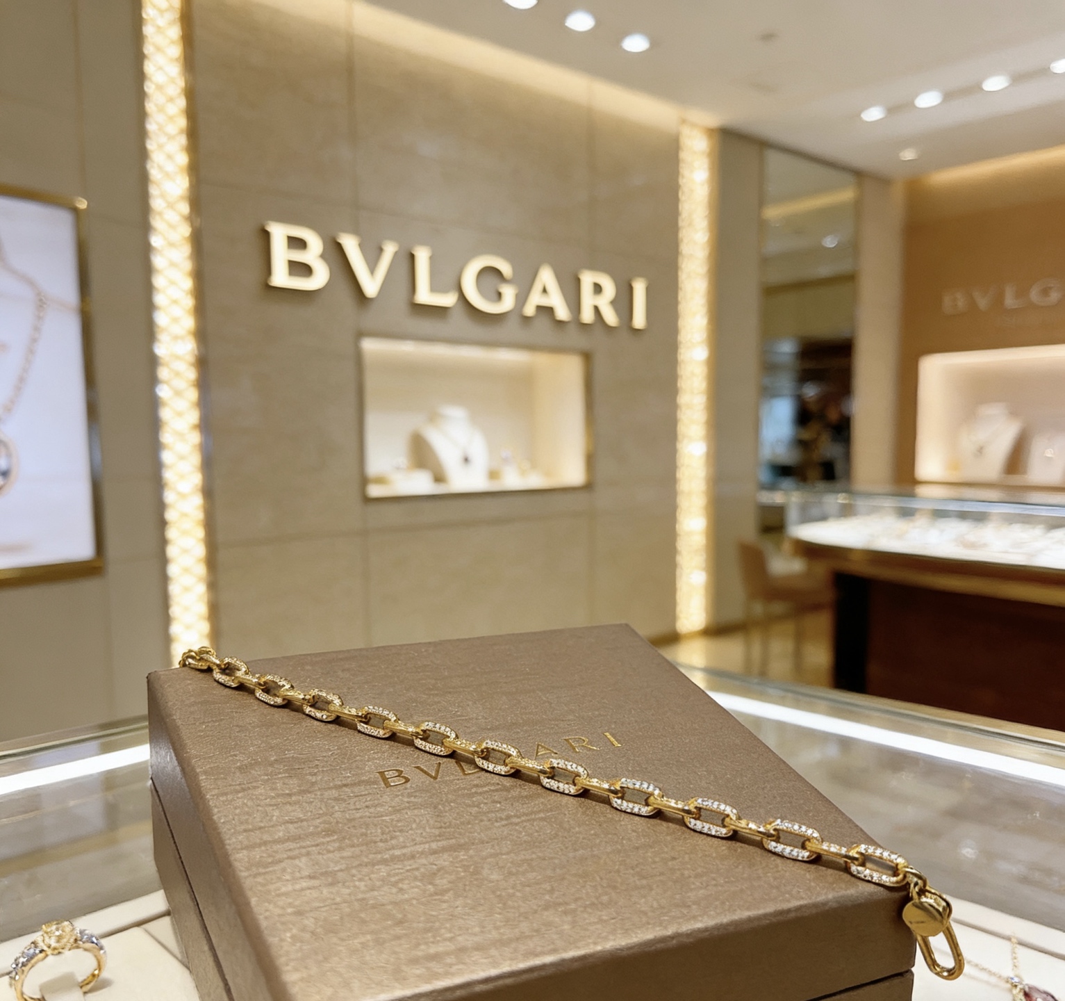 Bvlgari 满钻镶嵌宝格丽手链V金材质 BVLGARI宝格丽 DIVAS‘ DREAM 系列 品相完美