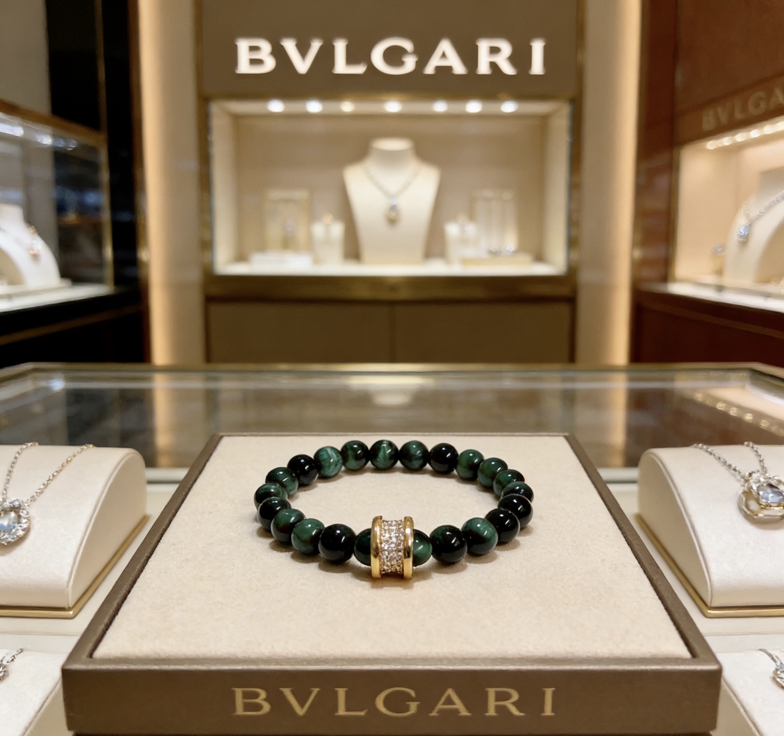 NO:724290,Batch. Bvlgari bracelet V gold material BVLGARI DIVAS' DREAM series natural green tiger eye stone with perfect appearance, unparalleled details, the unique color is completely impeccable, and decorated with a classic ring shape design, simple yet elegant and eye-catching, the V gold pure handmade combination is more elegant, elegant and moving. Same style for men and women. Bvlgari bracelet size: 18 20 22 24 cm, boutique jewelry, Bottega  veneta,bvlgari,bvlgari,bracelet19860909批.宝格丽手链V金材质 BVLGARI宝格丽 DIVAS‘ DREAM 系列 天然绿虎眼石品相完美,细节无敌,那种独特的色泽完全无可挑剔,再缀以经典指环外形设计,简约之余却又优雅夺目,V金纯手工的组合更显气色,上手雅致动人.男女同款 宝格丽手链尺寸:18 20 22 24厘米,饰品精品,bottega veneta,bvlgari,bvlgari,bracelet,Jewelry