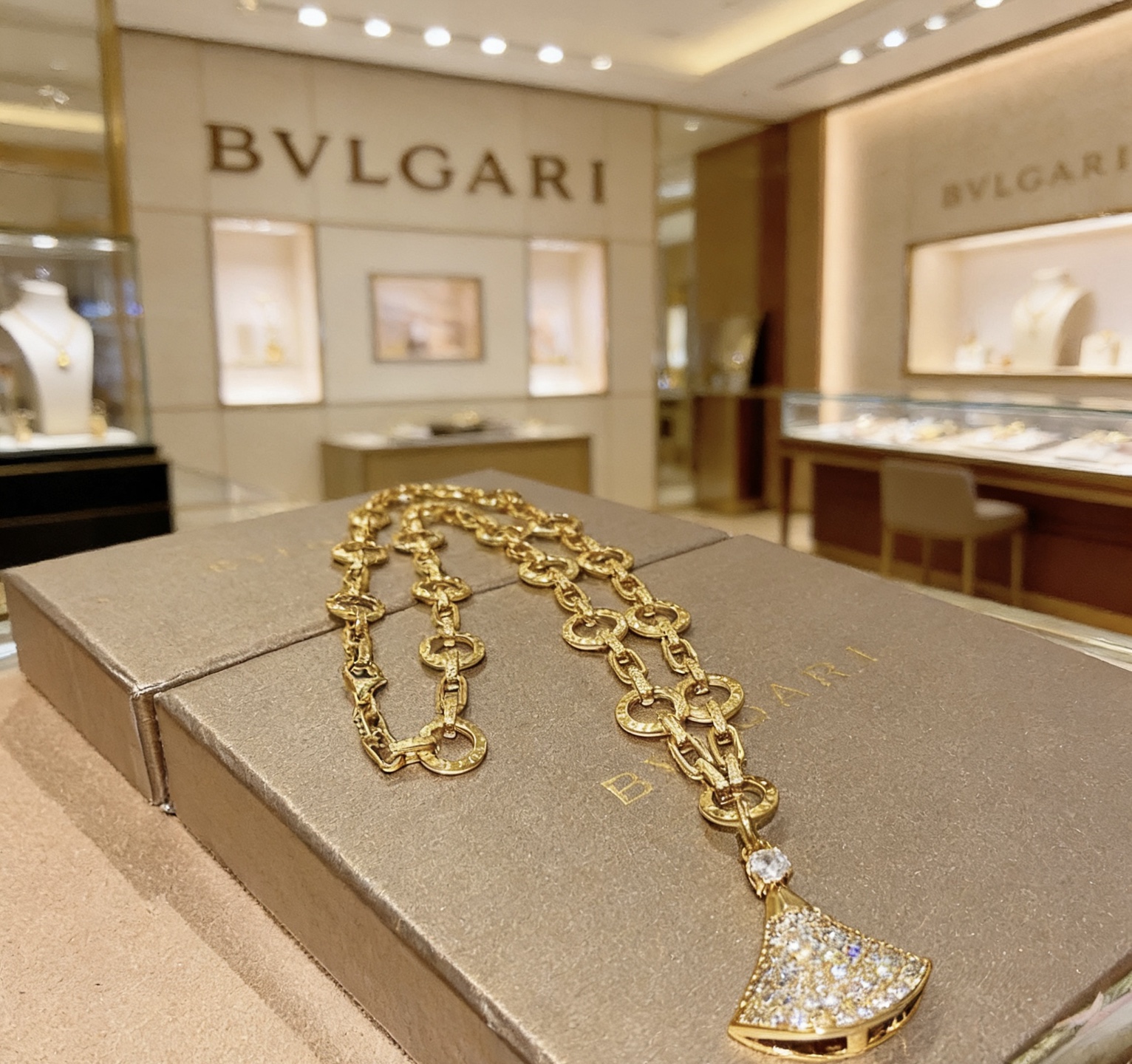 NO:724296,Batch Bulgari necklace V gold material. BVLGARI BVLGARI DIVAS' DREAM series. Perfect appearance, unparalleled details, the unique color is completely impeccable, and is decorated with a classic ring shape design. It is simple yet elegant and eye-catching. The combination of 18K gold is more elegant and elegant. Same style for men and women. Bvlgari necklace, fine jewelry, Bottega Veneta, bvlgari, bvlgari, necklace19860909批 宝格丽项链V金材质 .BVLGARI宝格丽 DIVAS‘ DREAM 系列 品相完美,细节无敌,那种独特的色泽完全无可挑剔,再缀以经典指环外形设计,简约之余却又优雅夺目,18K金的组合更显气色,上身雅致动人.男女同款 宝格丽项链,饰品精品,bottega veneta,bvlgari,bvlgari,necklace,Jewelry