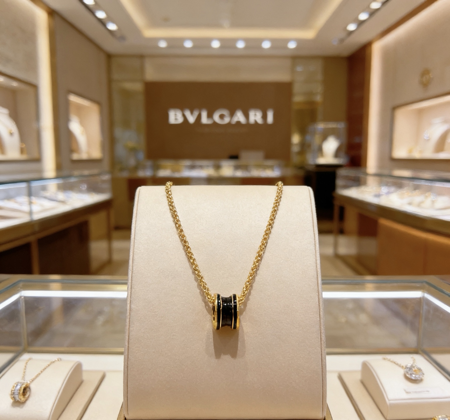 NO:724314,Batch. Bvlgari necklace made of V gold. BVLGARI DIVAS’ DREAM series. Perfect appearance, incomparable details. The unique color is completely impeccable. It is also decorated with a classic ring shape design. It is simple yet elegant and eye-catching. The combination of gold adds color, and the upper body is elegant and attractive. Same style for men and women. Bvlgari necklace chain length 60cm, fine jewelry, bottega  veneta,bvlgari,bvlgari,necklace,gold19860909批.宝格丽项链V金材质.BVLGARI宝格丽 DIVAS‘ DREAM 系列 品相完美,细节无敌,那种独特的色泽完全无可挑剔,再缀以经典指环外形设计,简约之余却又优雅夺目,黄金的组合更显气色,上身雅致动人.男女同款 宝格丽项链 链长60cm,饰品精品,bottega veneta,bvlgari,bvlgari,necklace,gold,Jewelry