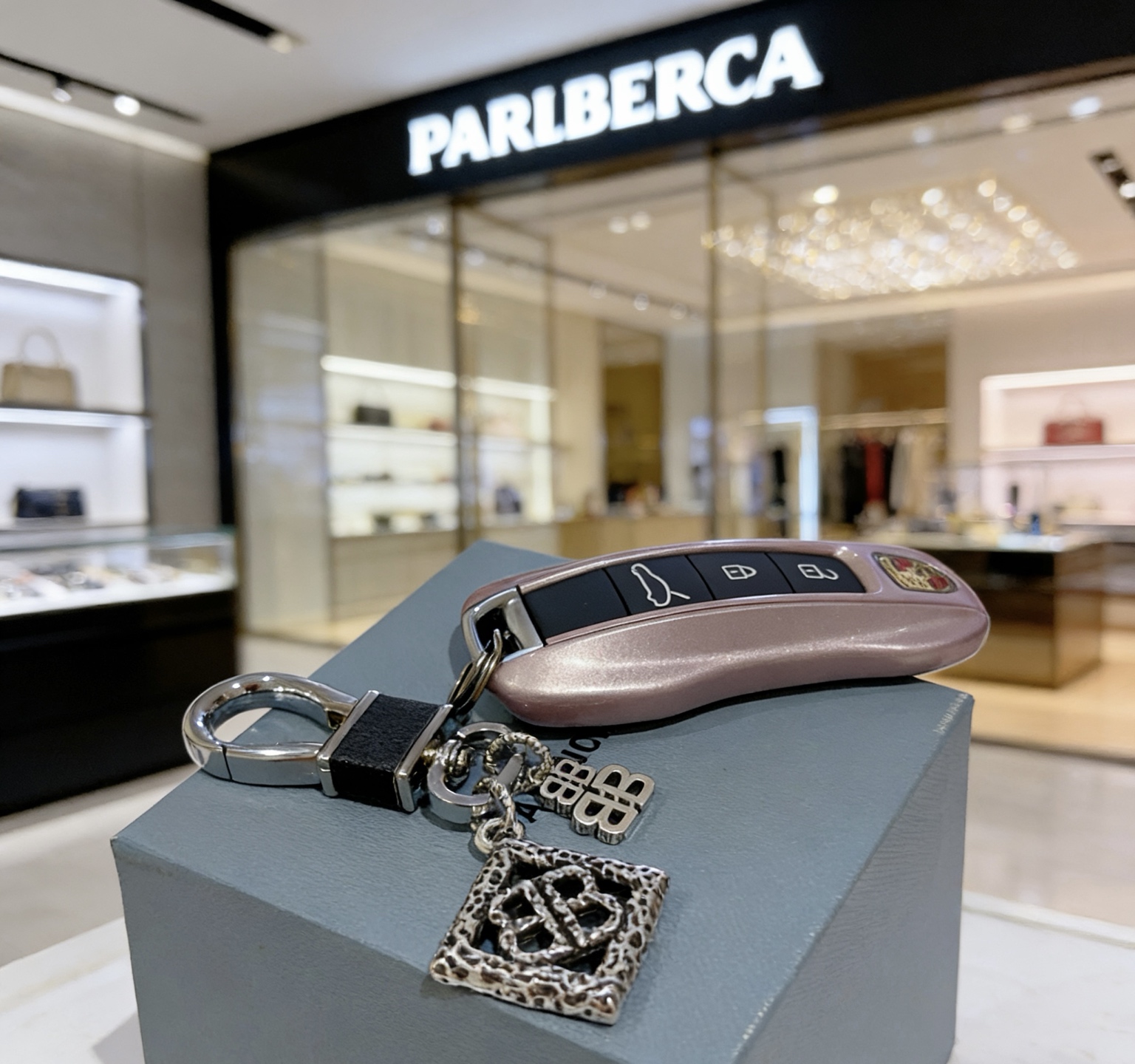 NO:724325,The first batch of new products released Balenciaga bag charm keychain Balenciaga keychain The latest bag charms are of a higher grade and are the same style as celebrities Classic co-branded design concept keychain series The details are distressed and not available in the market Glossy version This one has been on the market. The best-selling model in Balenciaga. Very good match with trendy backpacks, jewelry boutiques, balenciaga, backpacks, keychain19860909批新品发布 巴黎世家包包挂饰钥匙扣 巴黎世家钥匙扣 最新款包包挂饰档次更高明星同款 经典款联名设计理念钥匙扣系列 细节对版做旧处理 非市面亮面版型 这款一直在出 巴黎世家里面热卖款 非常好搭配潮流背包,饰品精品,balenciaga,backpacks,keychain,Jewelry