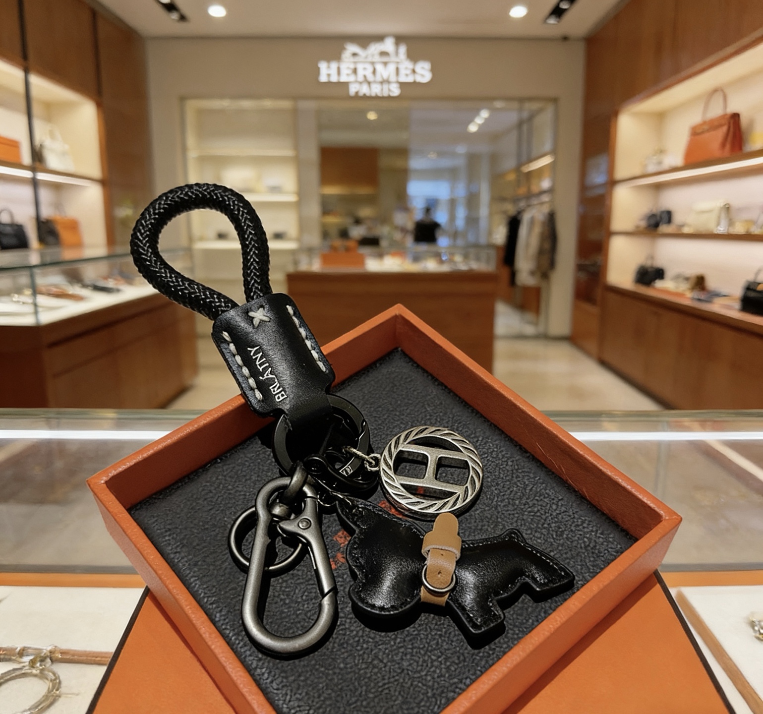 Hermes Bull Dog Charm Porte-clés pendentif Cordon tressé noir cuir noir accent cuir beige matériel argenté bronze à canon 10 cm longueur totale