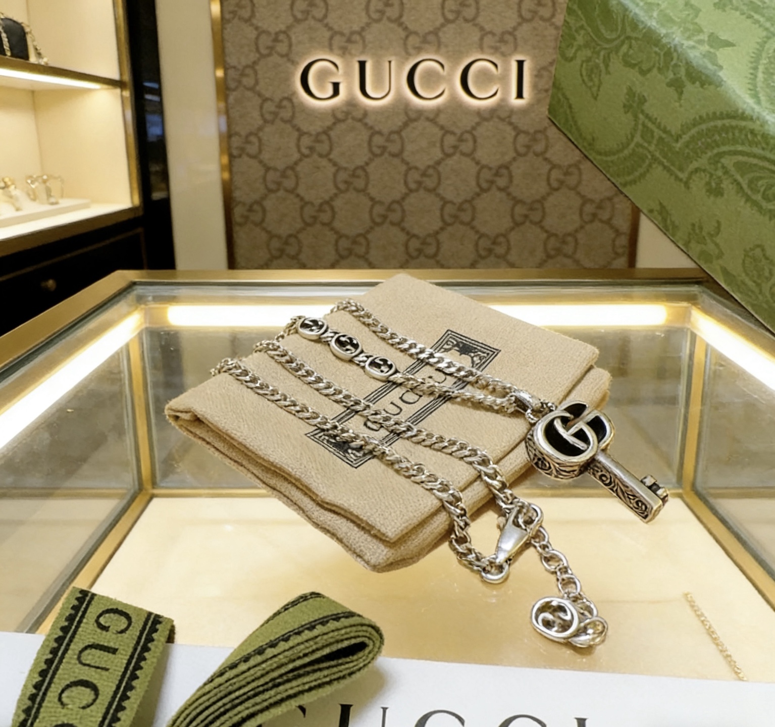 NO:724362,Batch New product launches are not popular until they are released. Douyin is the first choice for Internet celebrities to bring goods. The latest chain of Gucci necklaces is of higher quality. The same style as the Anger Forest series double G design concept retro necklace for celebrities. It makes high-end clothes more elegant and more brand-like and personalized when going out. The details are distressed. Non-market glossy version. This one has been released. The best-selling model in Gucci. Very easy to match, high-quality jewelry, gucci, necklace.19860909批  新品发布不爆不发 抖音带货网红首选 古驰项链最新款链条档次更高明星同款Anger Forest系列双g设计理念复古项链 让高档的衣服搭配更有气质 出去更有牌面和个性 细节对版做旧处理 非市面亮面版型 这款一直在出 古驰里面热卖款 非常好搭配,饰品精品,gucci,necklace,Jewelry