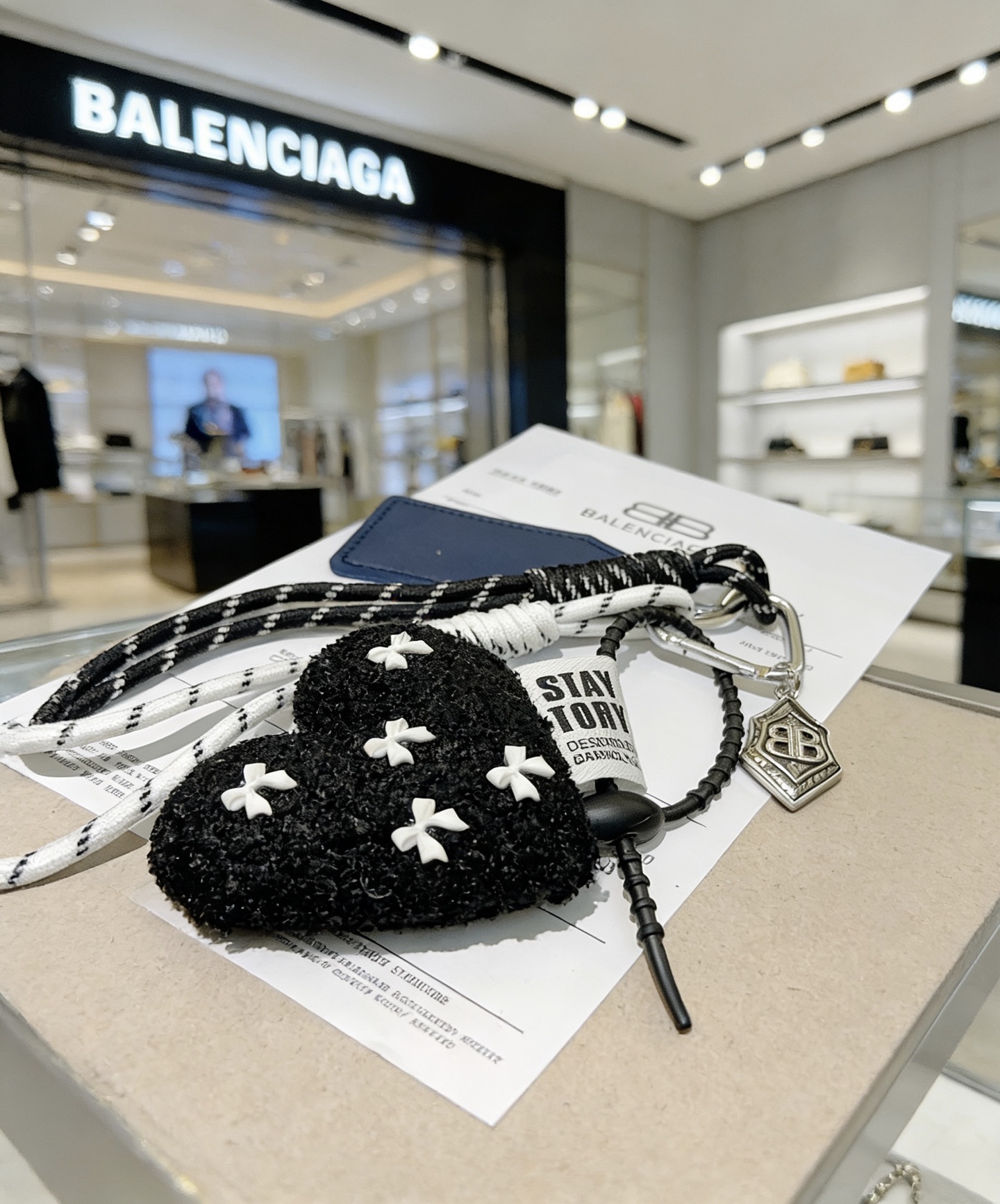 NO:724380,The first batch of new products released Balenciaga bag charm keychain Balenciaga keychain The latest bag charms are of a higher grade and are the same style as celebrities Classic co-branded design concept keychain series The details are distressed and not available in the market Glossy version This one has been on the market. The best-selling model in Balenciaga. Very good match with trendy backpacks, jewelry boutiques, balenciaga, backpacks, keychain19860909批新品发布 巴黎世家包包挂饰钥匙扣 巴黎世家钥匙扣 最新款包包挂饰档次更高明星同款 经典款联名设计理念钥匙扣系列 细节对版做旧处理 非市面亮面版型 这款一直在出 巴黎世家里面热卖款 非常好搭配潮流背包,饰品精品,balenciaga,backpacks,keychain,Jewelry