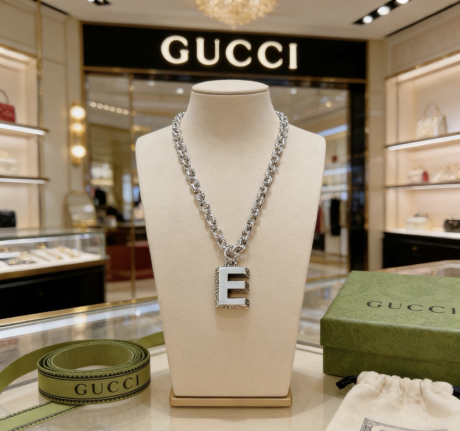 NO:724385,Batch, don’t explode, don’t post, the first choice for Douyin to bring goods to internet celebrities. The latest chain of Gucci necklace is of higher quality. The same style as Anger Forest series double G letter retro necklace for celebrities. It makes high-end clothes more elegant. It has more brand and personality when going out. The details are distressed. The non-market glossy version. This one has been released. It is a best-selling model in Gucci. It is very easy to match, fine jewelry, gucci, necklace.19860909批  不爆不发 抖音带货网红首选 古驰项链最新款链条档次更高明星同款Anger Forest系列双g字母复古项链 让高档的衣服搭配更有气质 出去更有牌面和个性 细节对版做旧处理 非市面亮面版型 这款一直在出 古驰里面热卖款 非常好搭配,饰品精品,gucci,necklace,Jewelry