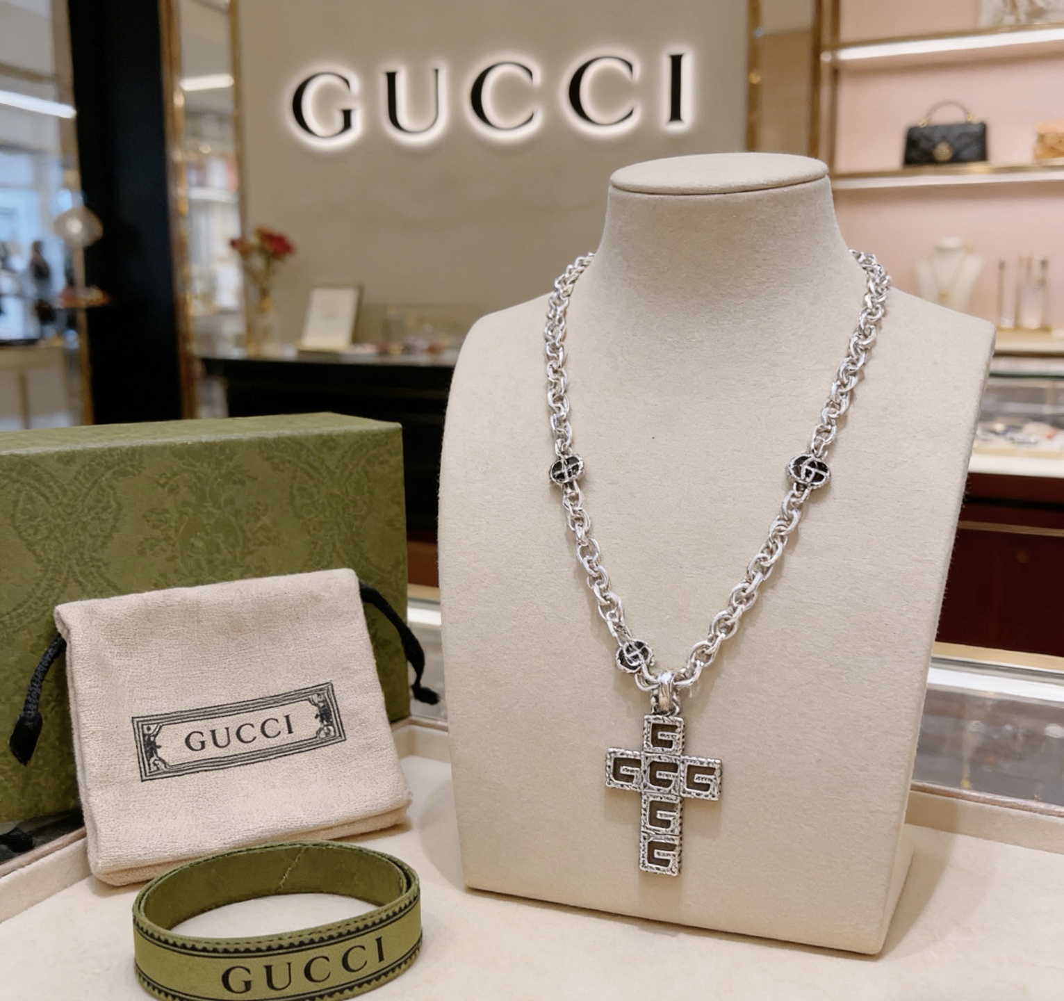 NO:724359,Batch Gucci necklace 2026 latest chain with higher grade. Same style as Anger Forest series double G Gucci necklace for celebrities. The chain length is 60 cm and the length can be changed. The details are distressed. The shiny version is not available in the market. This one has been out. It is the best-selling model in Gucci. It is very good to match with trendy clothes, fine jewelry, gucci, necklace.19860909批 古驰项链2026最新款链条档次更高明星同款Anger Forest系列双G古驰项链 链长60厘米可改长度 细节对版做旧处理 非市面亮面版型 这款一直在出 古驰里面热卖款 非常好搭配潮流衣服,饰品精品,gucci,necklace,Jewelry