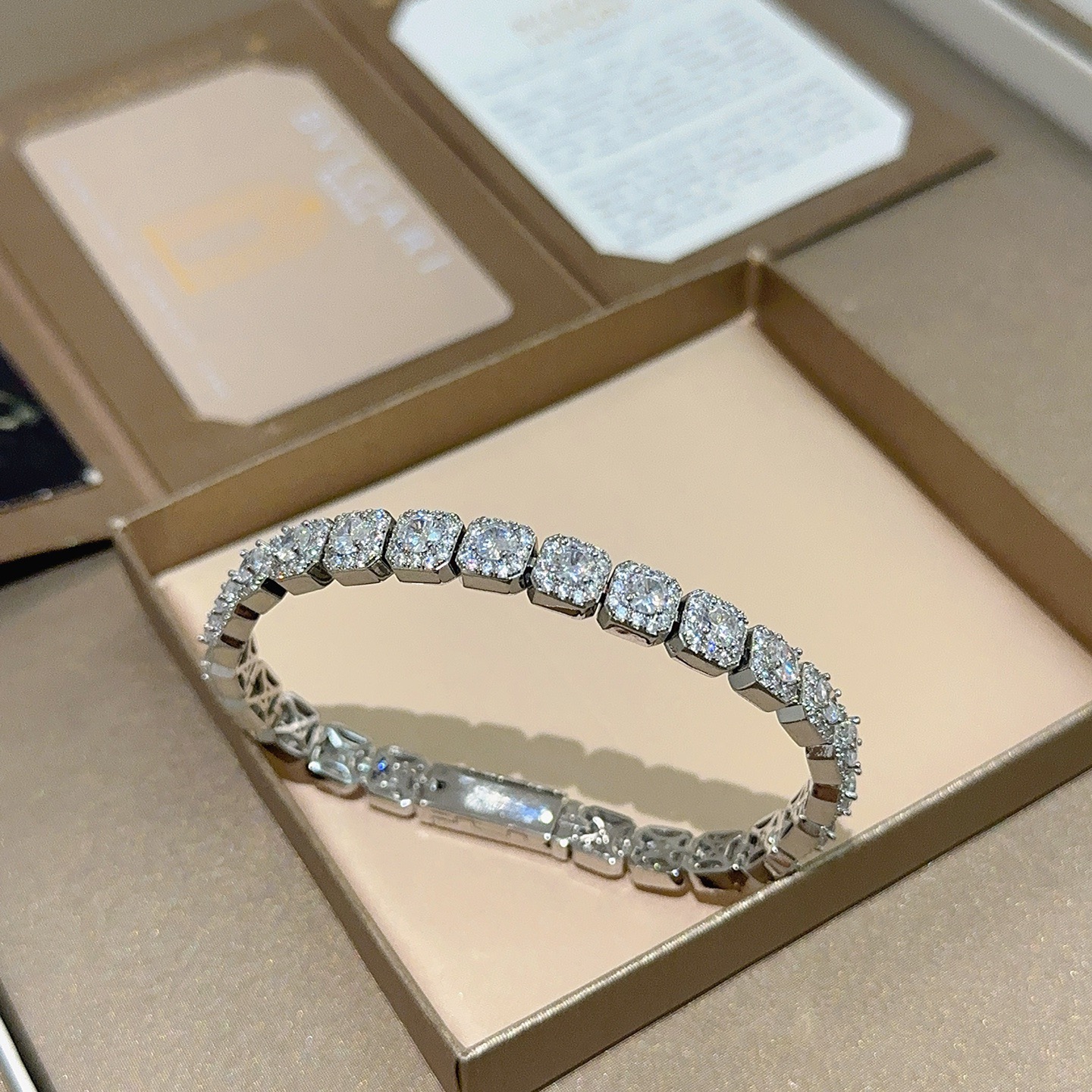 Bvlgari 满钻镶嵌宝格丽手链V金材质 BVLGARI宝格丽 DIVAS‘ DREAM 系列 品相完美