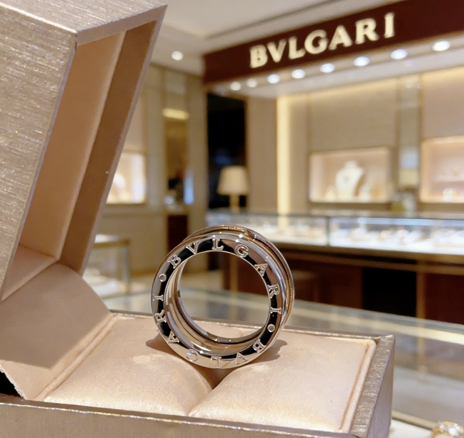 Bvlgari 宝格丽戒指V金材质 带logo