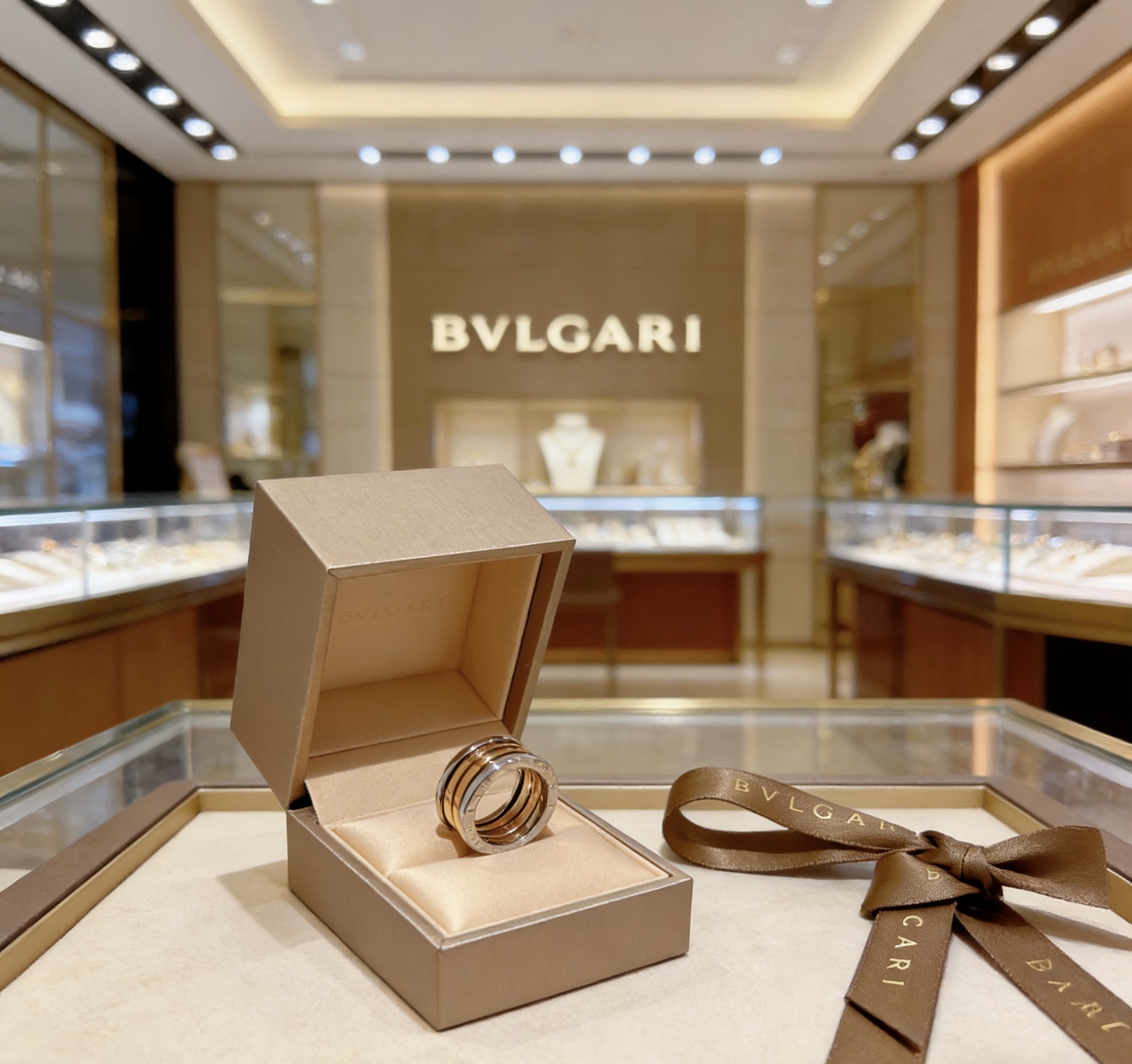 Bvlgari 宝格丽戒指V金材质 带logo