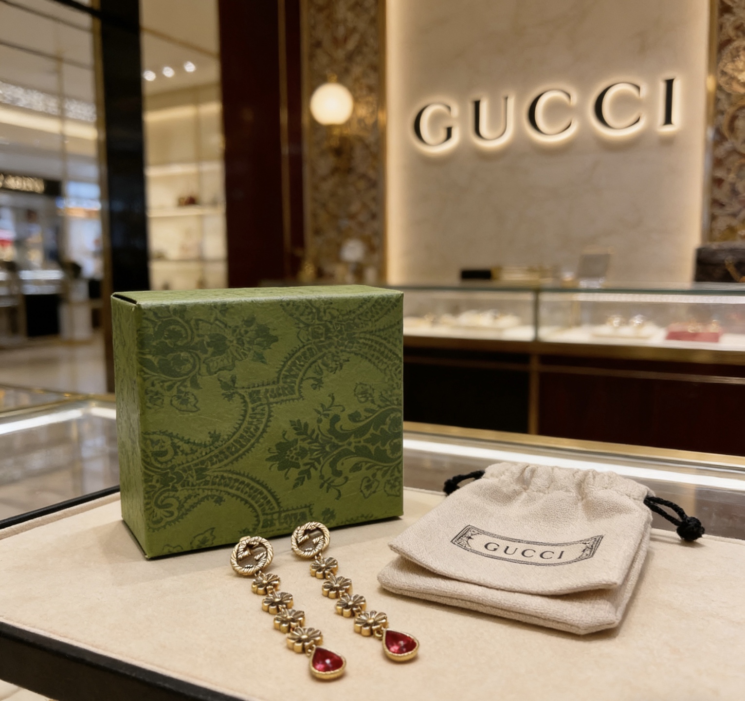 Gucci 新品首发不爆不发 抖音带货 首选 𝐆𝐮𝐜𝐜𝐢古驰耳钉最新款档次更高 Anger Forest系列双g设计理念 系列古驰耳钉