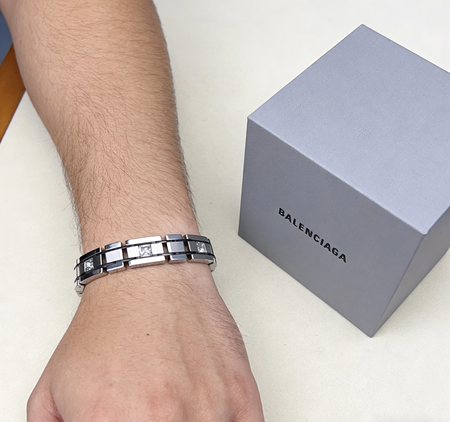 Balenciaga 新品 巴黎世家手链Balenciaga手链 一致巴黎世家手链 男士火 设计独特 前卫 男士 做旧设计 任带不氧化不退色