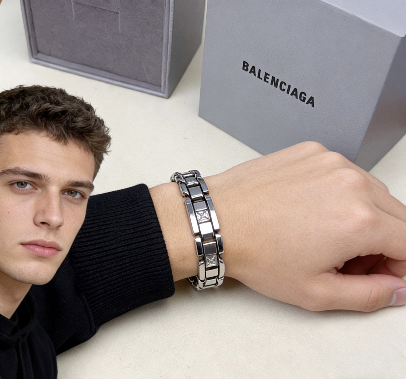 Balenciaga 新品 巴黎世家手链Balenciaga手链 一致巴黎世家手链 男士火 设计独特 前卫 男士 做旧设计 任带不氧化不退色