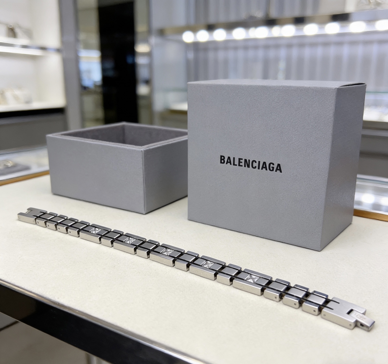 Balenciaga 新品 巴黎世家手链Balenciaga手链 一致巴黎世家手链 男士火 设计独特 前卫 男士 做旧设计 任带不氧化不退色