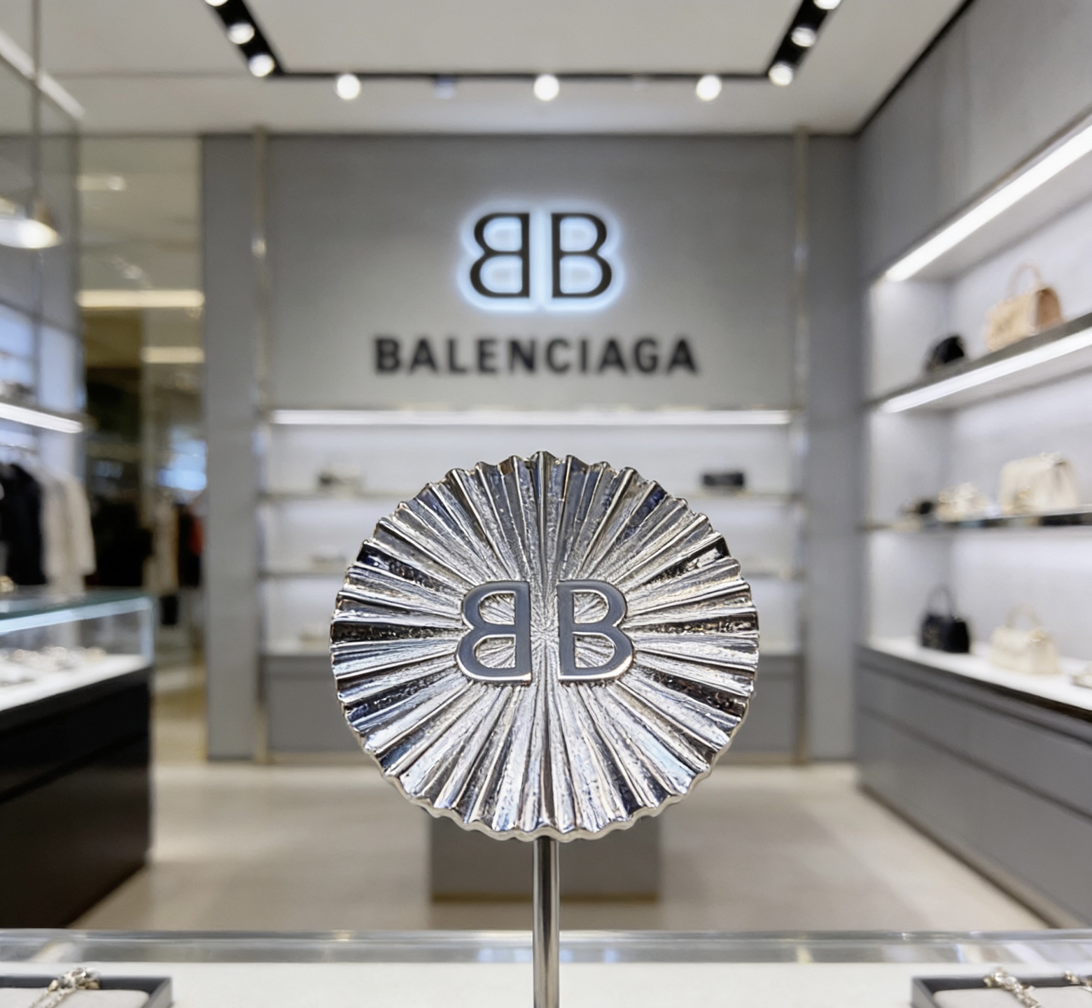 。 Producto original🔹🔹Nuevo producto Broche Balenciaga🔹Igual que el de la tienda oficial Broche Balenciaga Tratamient…