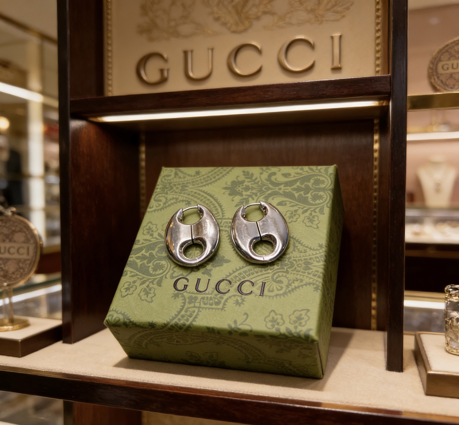 Gucci 新品首发不爆不发 抖音带货 首选 𝐆𝐮𝐜𝐜𝐢古驰耳钉最新款档次更高 Anger Forest系列双g设计理念 系列古驰耳钉