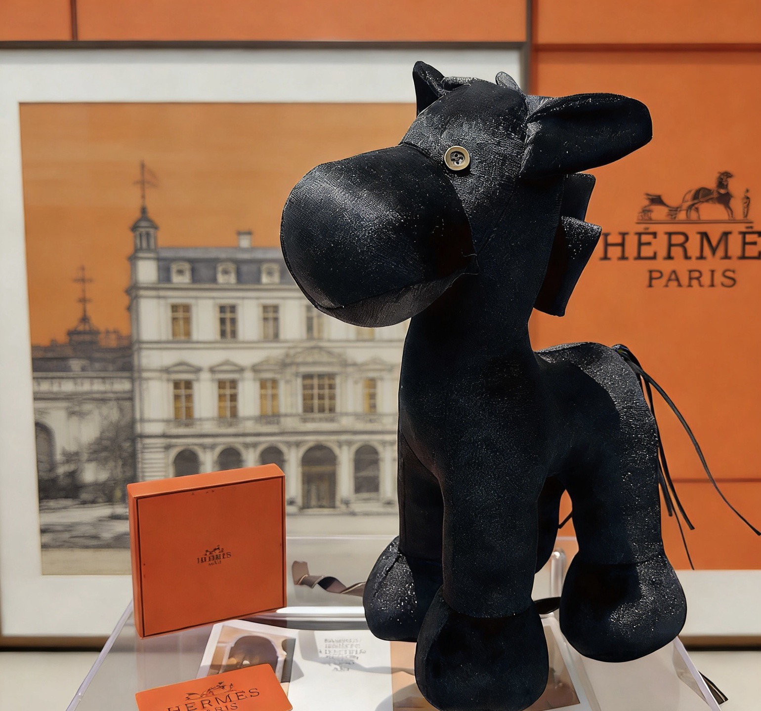 Spilla Hermes Hermy Horse in peluche Tessuto nero con bottoni color oro con glitter argento e accenti di coda in pelle nera 35 cm
