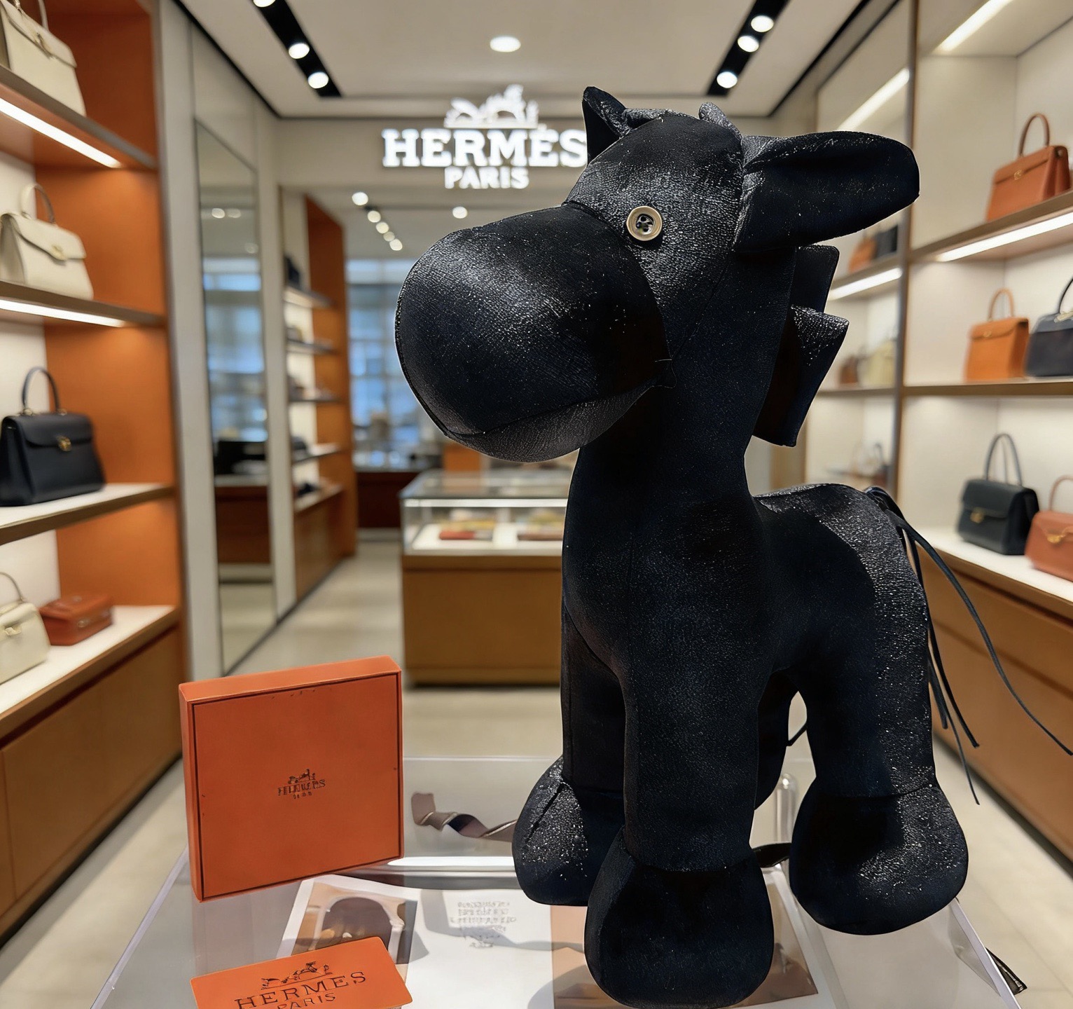 Spilla Hermes Hermy Horse in peluche Tessuto nero con bottoni color oro con glitter argento e accenti di coda in pelle nera 35 cm