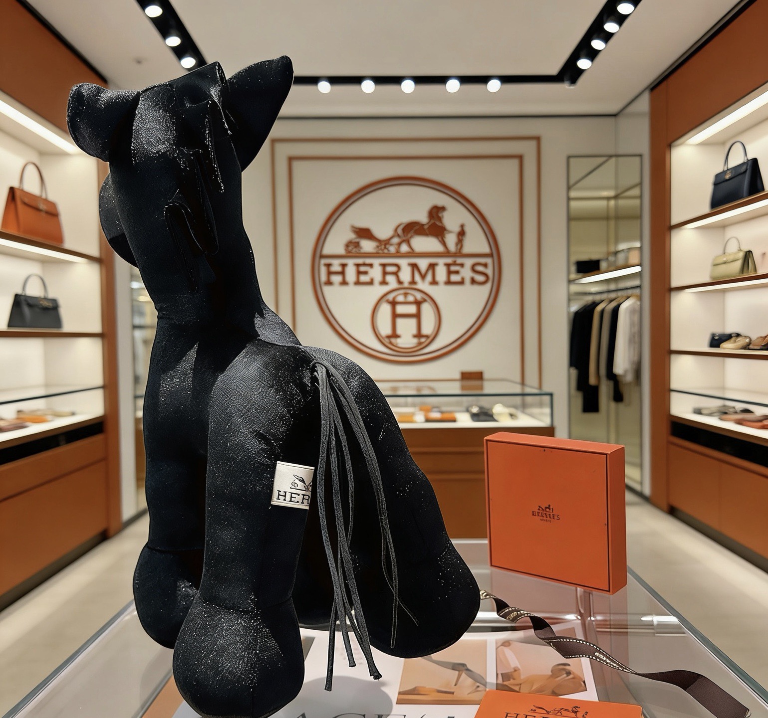 Spilla Hermes Hermy Horse in peluche Tessuto nero con bottoni color oro con glitter argento e accenti di coda in pelle nera 35 cm