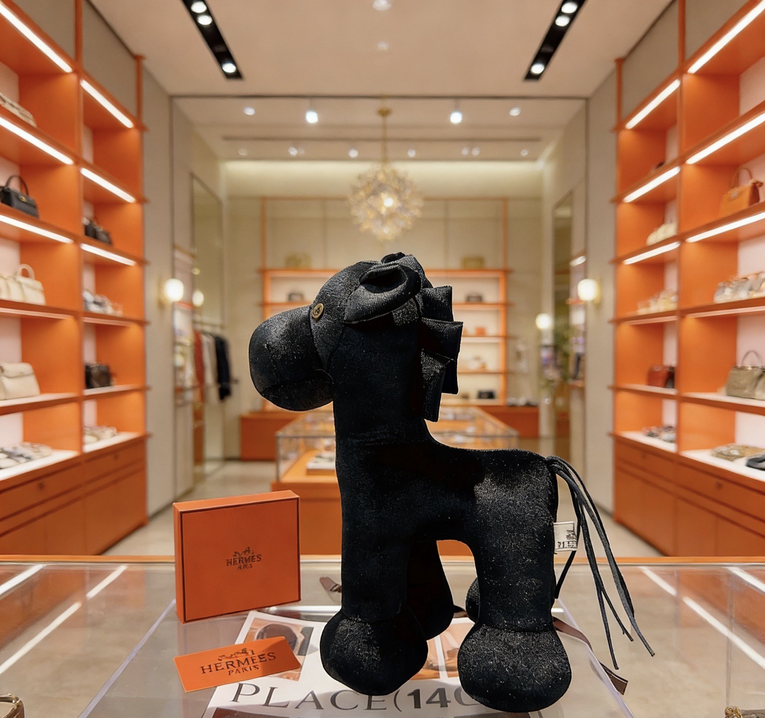 Spilla Hermes Hermy Horse in peluche Tessuto nero con bottoni color oro con glitter argento e accenti di coda in pelle nera 35 cm