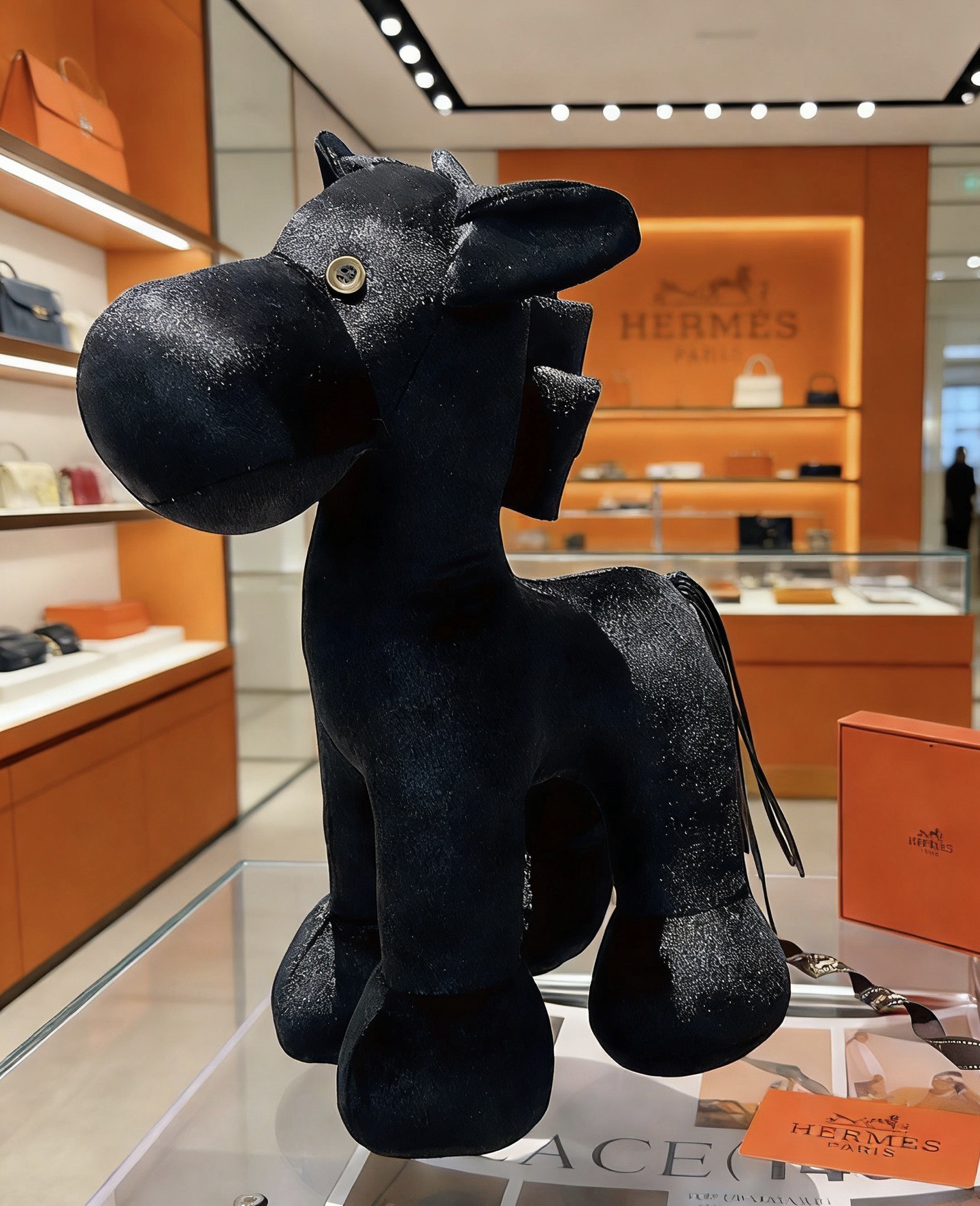 Spilla Hermes Hermy Horse in peluche Tessuto nero con bottoni color oro con glitter argento e accenti di coda in pelle nera 35 cm