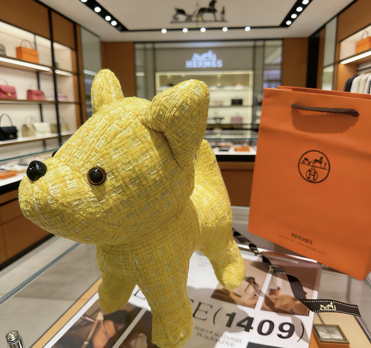 Pingente Hermes Buddy Dog Charm Tweed amarelo com detalhes em resina preta 28 cm