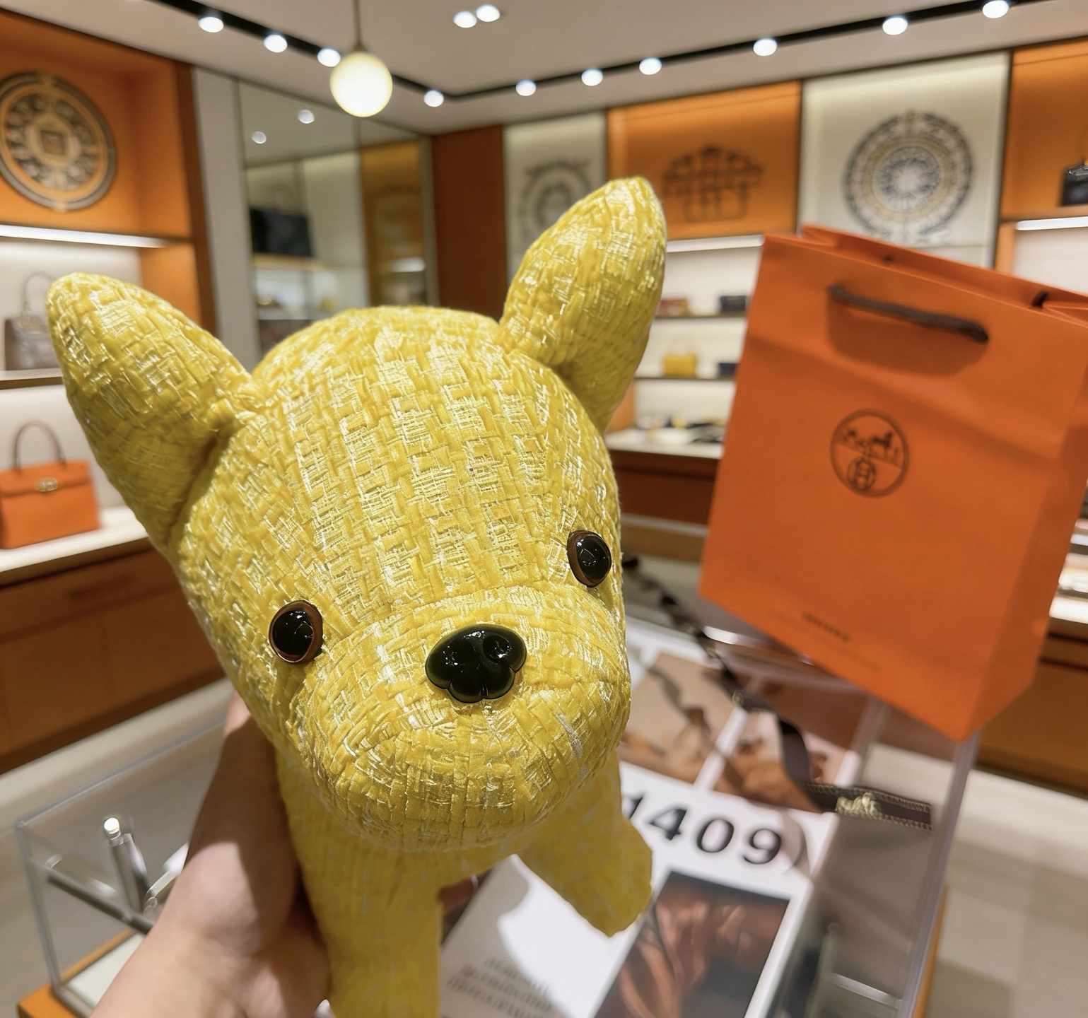 Pingente Hermes Buddy Dog Charm Tweed amarelo com detalhes em resina preta 28 cm