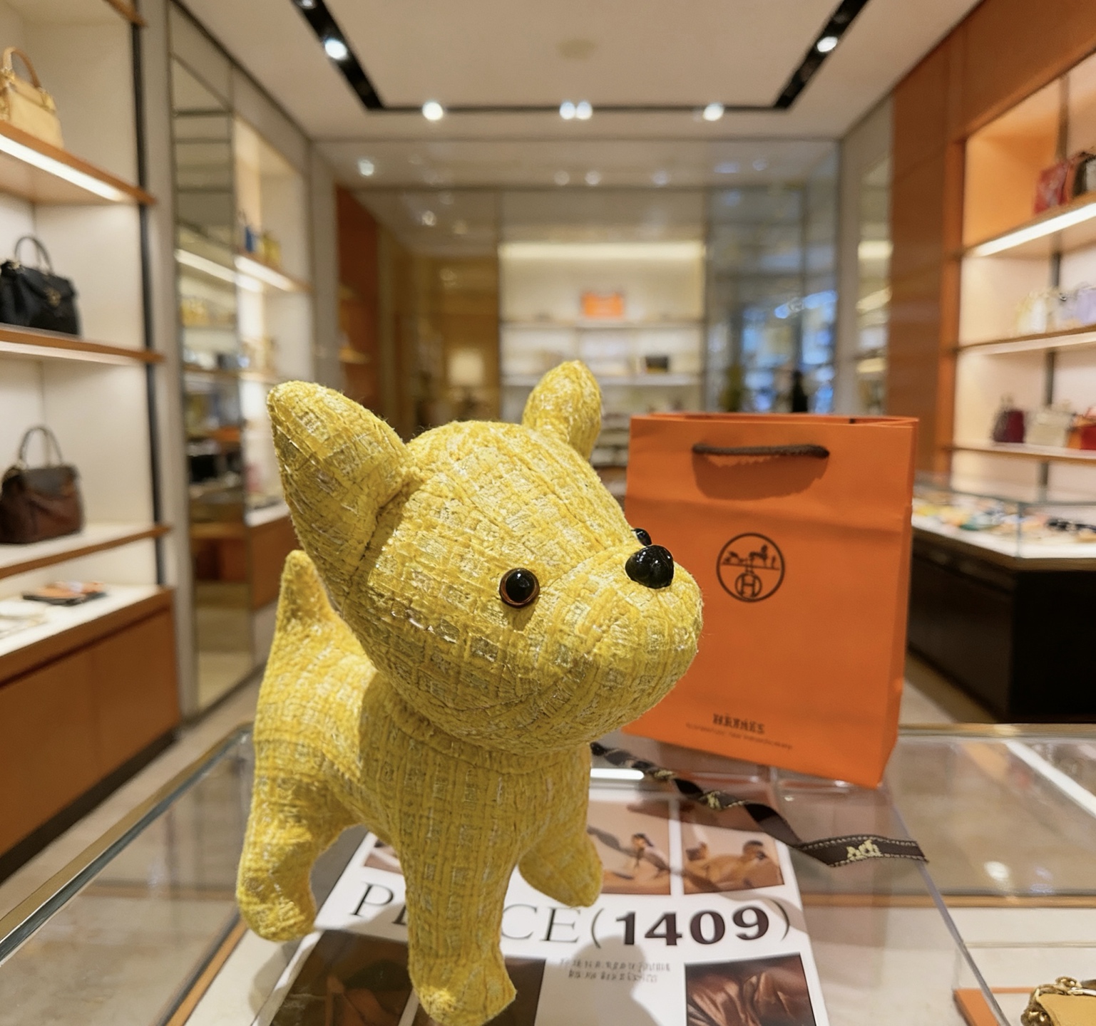 Pingente Hermes Buddy Dog Charm Tweed amarelo com detalhes em resina preta 28 cm
