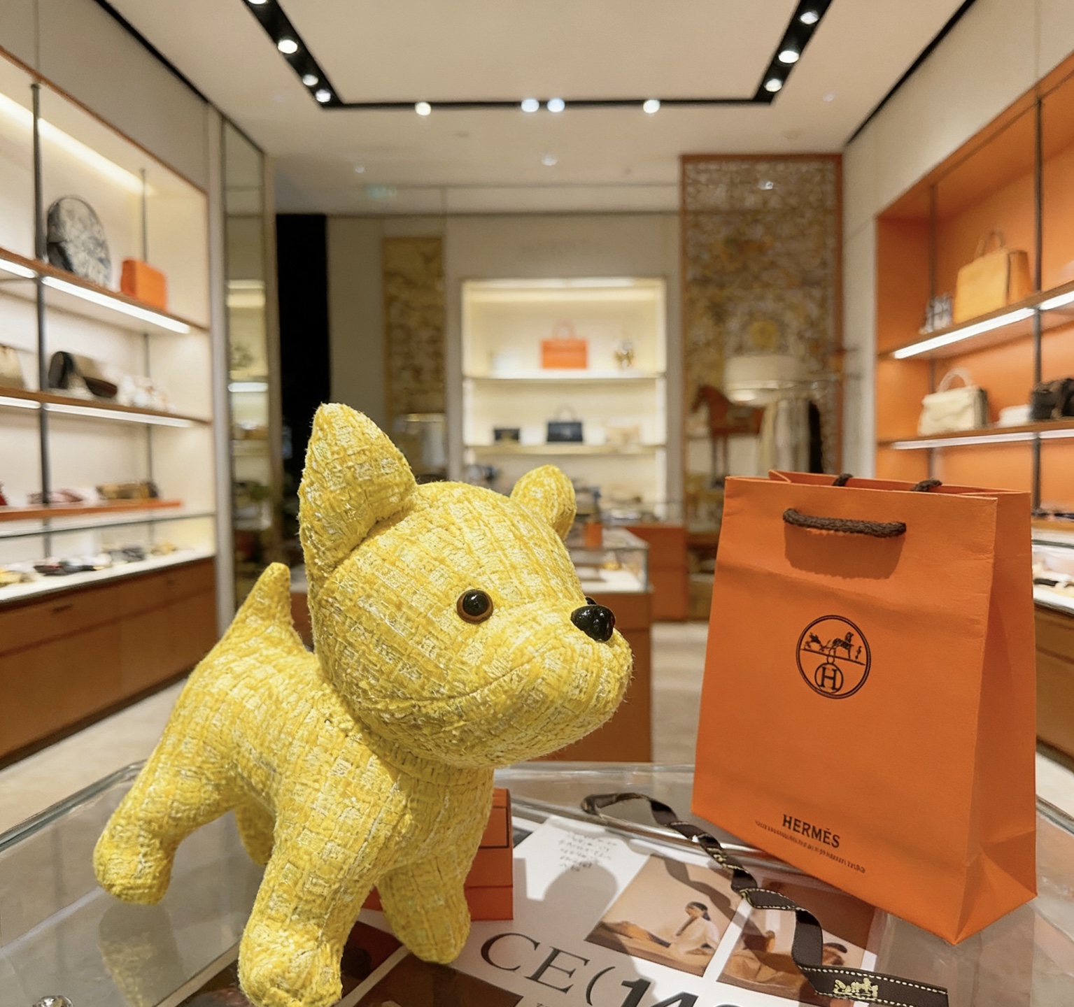 Pingente Hermes Buddy Dog Charm Tweed amarelo com detalhes em resina preta 28 cm