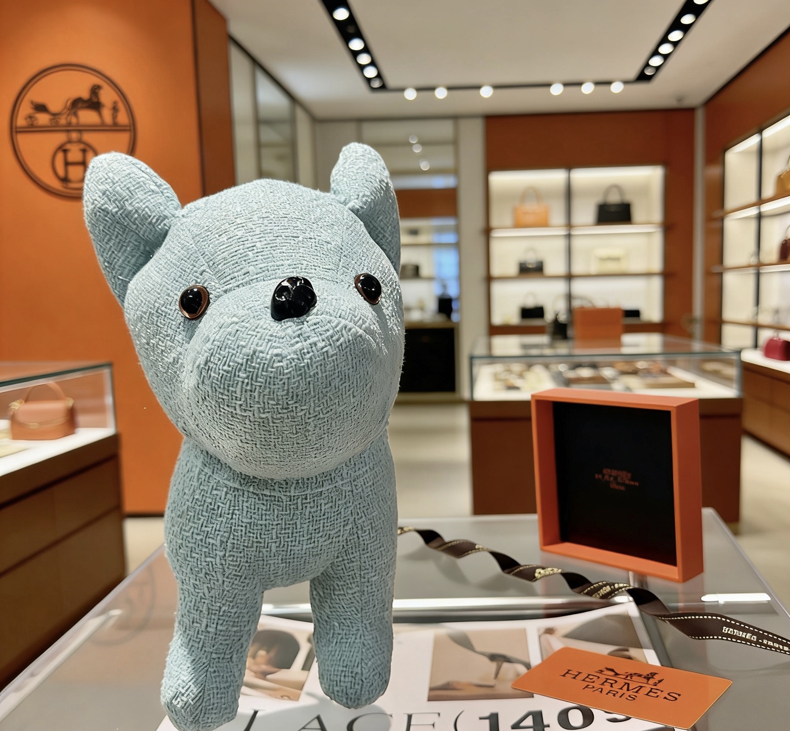 Pendentif Hermes Buddy French Bulldog Plush Charm Tissu texturé bleu clair avec yeux en plastique noir et marron nez en plastique noir 28cm