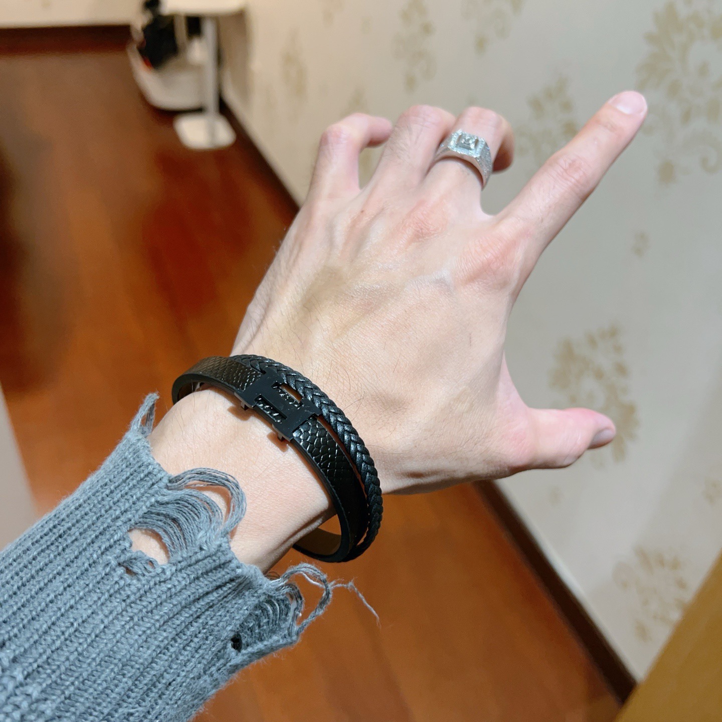 Hermès 新品发售 ‍⬛爱马仕皮绳手环最新款纯手工皮材质档次更高 Anger Forest系列爱马仕手链 款系列18k金手链手绳 黑武士