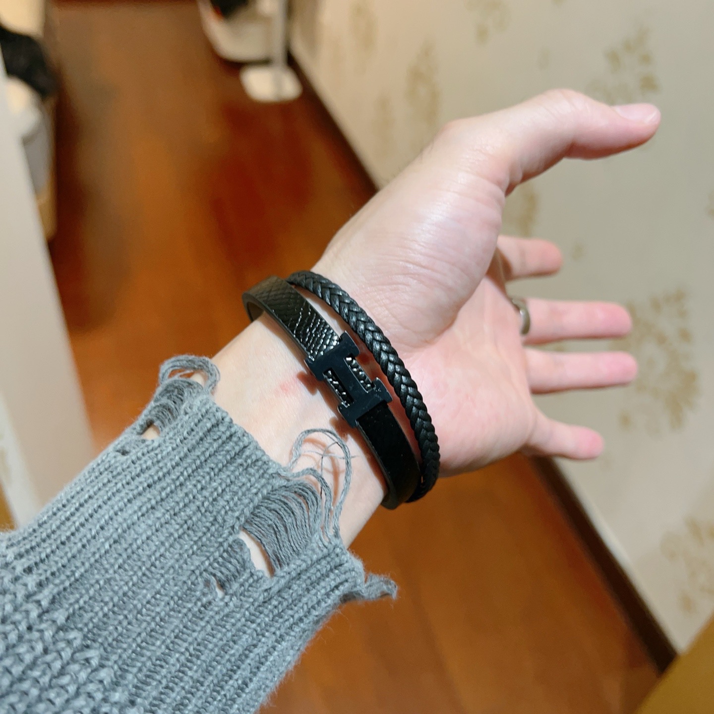Hermès 新品发售 ‍⬛爱马仕皮绳手环最新款纯手工皮材质档次更高 Anger Forest系列爱马仕手链 款系列18k金手链手绳 黑武士