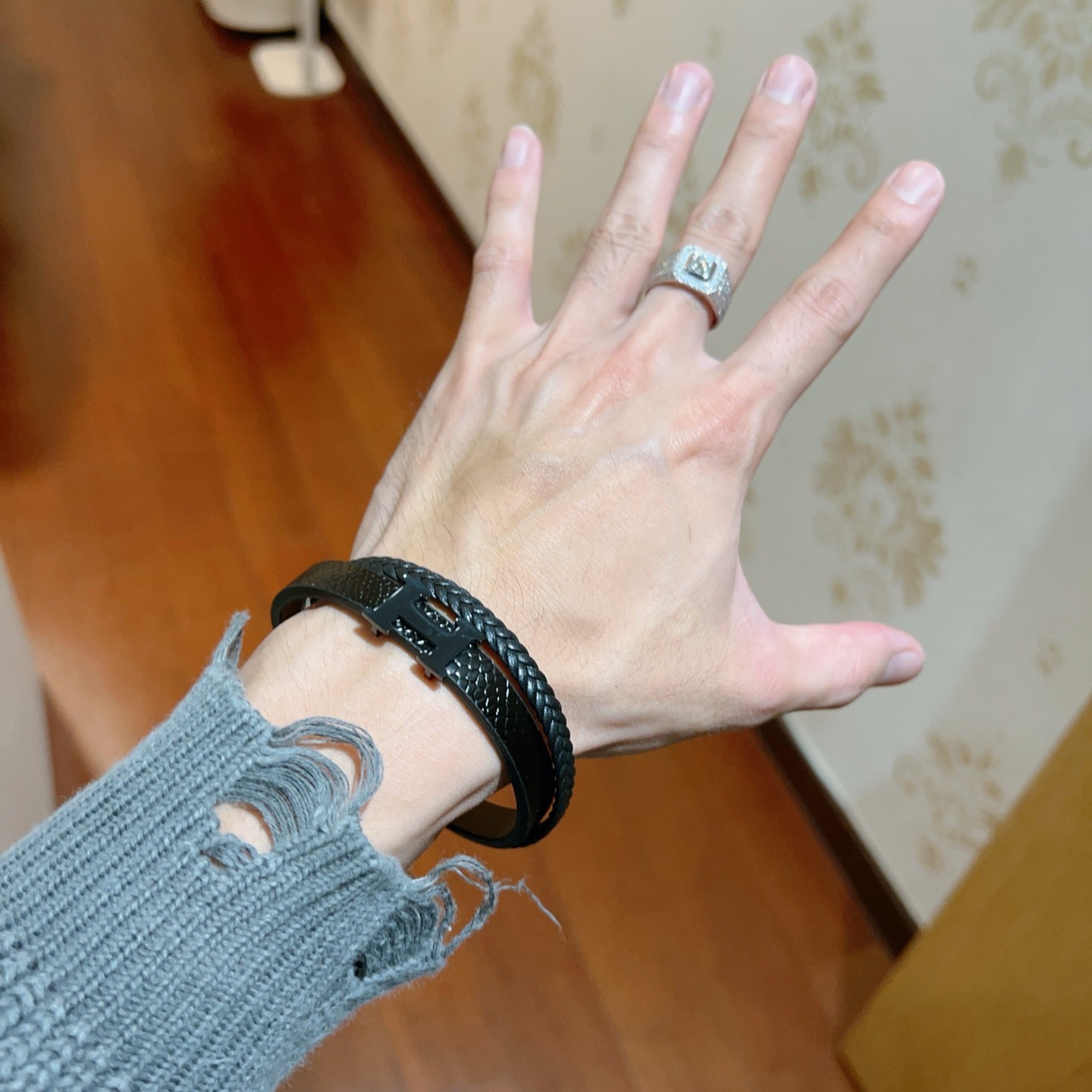 Hermès 新品发售 ‍⬛爱马仕皮绳手环最新款纯手工皮材质档次更高 Anger Forest系列爱马仕手链 款系列18k金手链手绳 黑武士