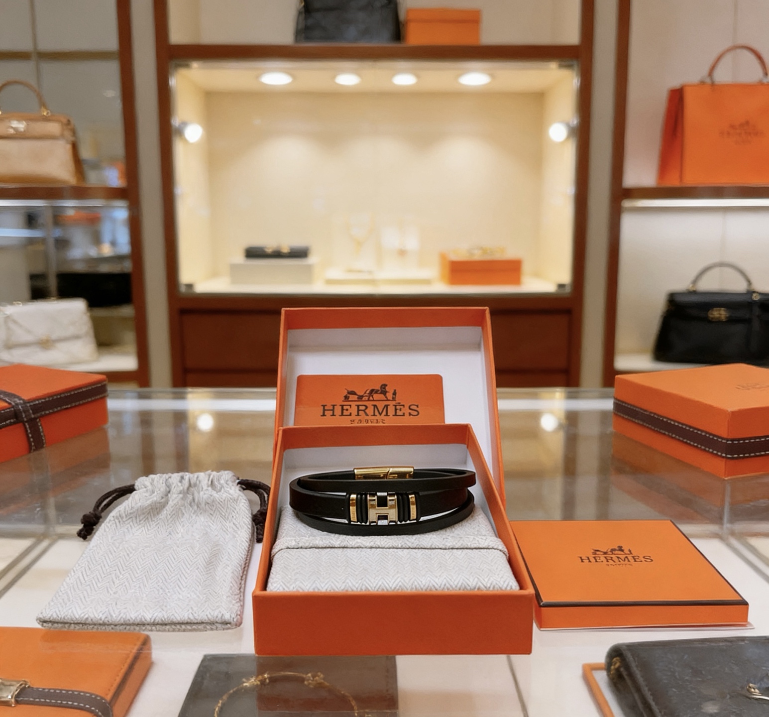 Hermès 新品发售 爱马仕手绳手环最新款纯手工头层牛皮材质档次更高 H系列系列 款系列手链手绳