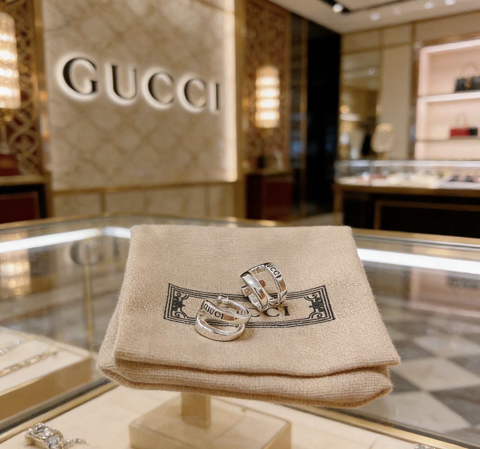 Gucci 新品首发不爆不发 抖音带货 首选 𝐆𝐮𝐜𝐜𝐢古驰耳钉最新款档次更高 Anger Forest系列双g设计理念 系列古驰耳钉