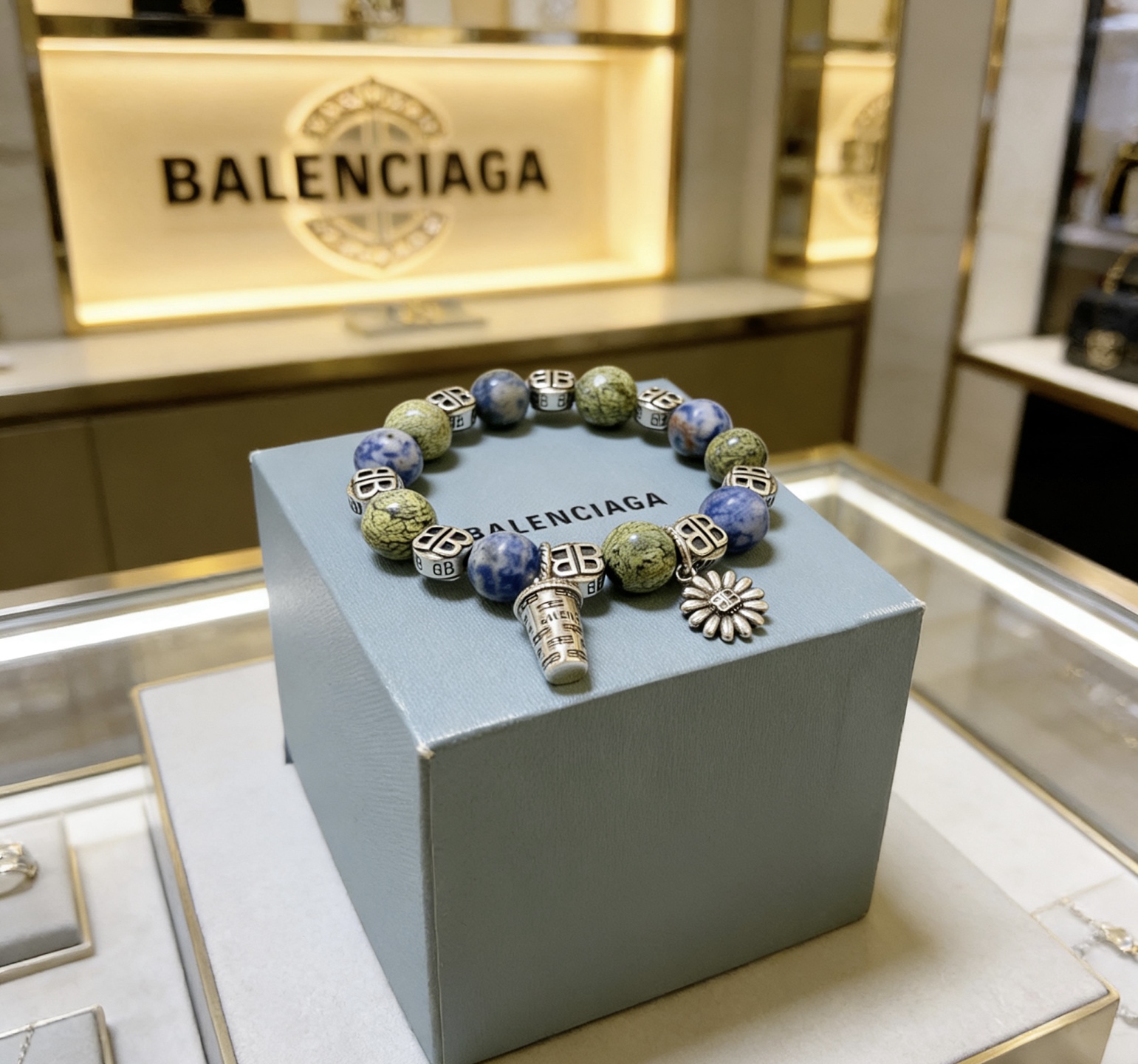 Balenciaga 精工版本天然药王石巴黎世家手链 泰银风格巴黎世家手链 男女款 做旧风 纯手工打造 ～ 开模 潮流 男女均可佩戴 同款 摇滚朋克泰银风格 元素 潮流百搭 喜欢 下单备注手腕周长16cm~25cm