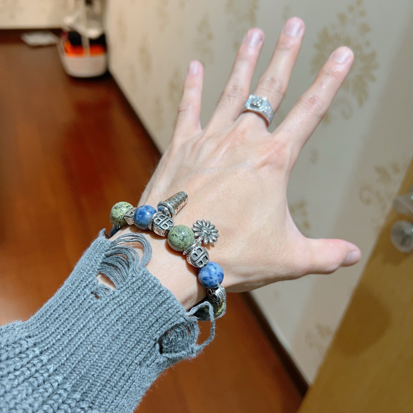 Balenciaga 精工版本天然药王石巴黎世家手链 泰银风格巴黎世家手链 男女款 做旧风 纯手工打造 ～ 开模 潮流 男女均可佩戴 同款 摇滚朋克泰银风格 元素 潮流百搭 喜欢 下单备注手腕周长16cm~25cm