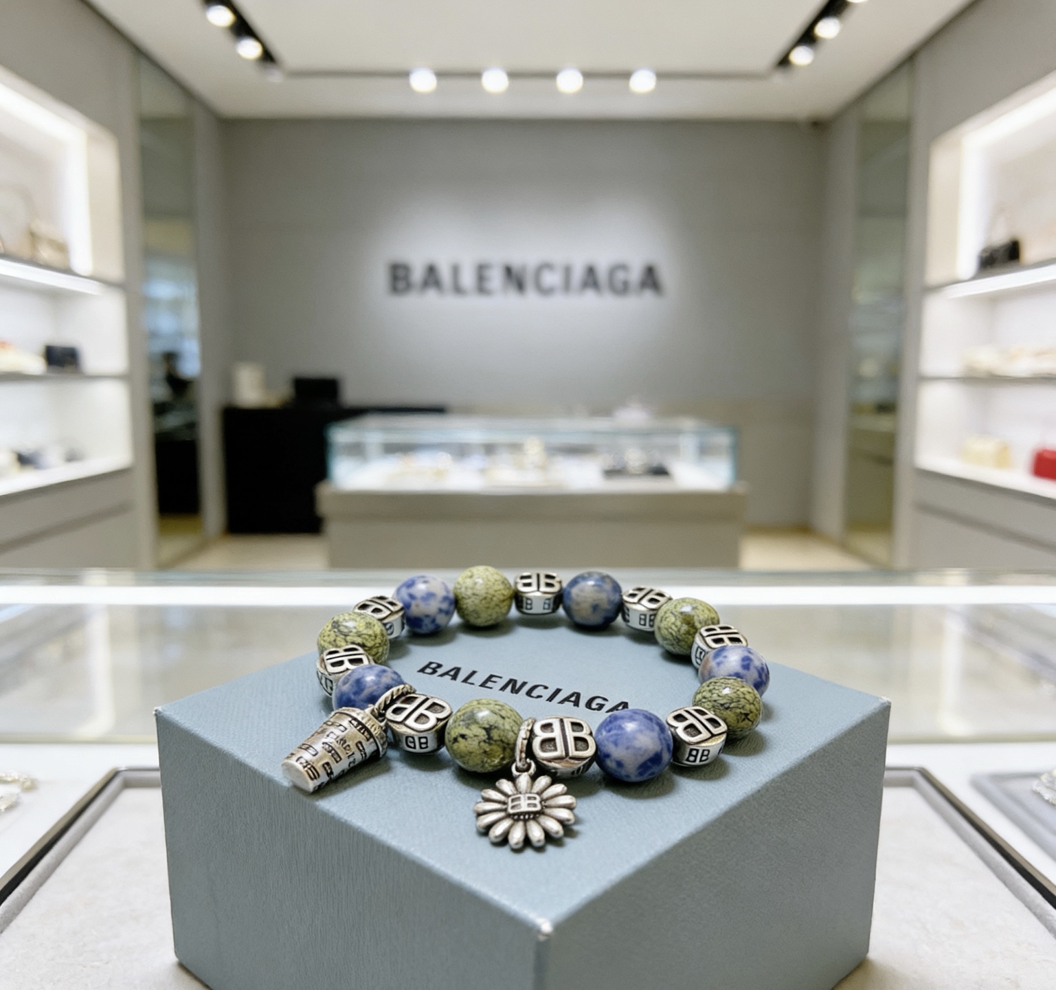 Balenciaga 精工版本天然药王石巴黎世家手链 泰银风格巴黎世家手链 男女款 做旧风 纯手工打造 ～ 开模 潮流 男女均可佩戴 同款 摇滚朋克泰银风格 元素 潮流百搭 喜欢 下单备注手腕周长16cm~25cm
