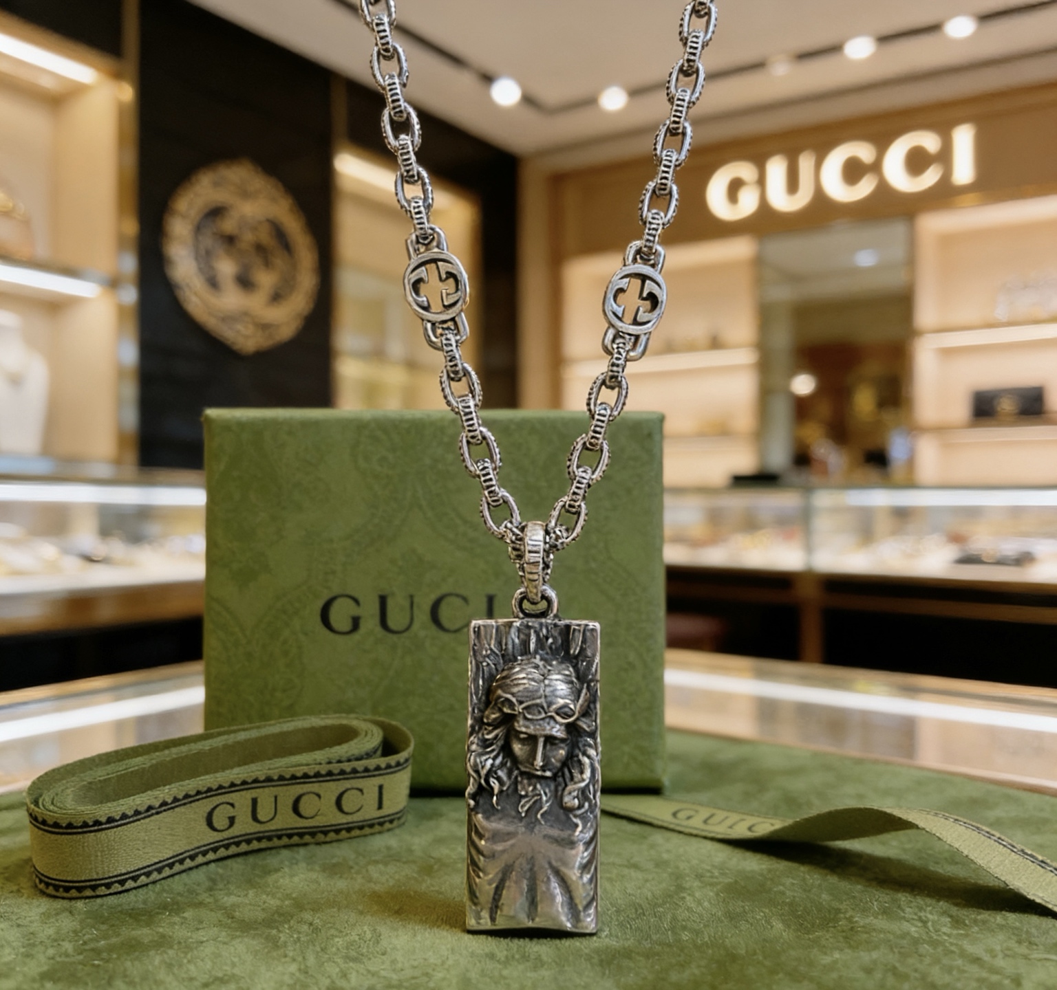 Gucci 不爆不发 抖音带货 首选 𝐆𝐮𝐜𝐜𝐢古驰项链最新款链条档次更高 Anger Forest系列双g 吊坠高端项链 设计的优雅与独特魅力