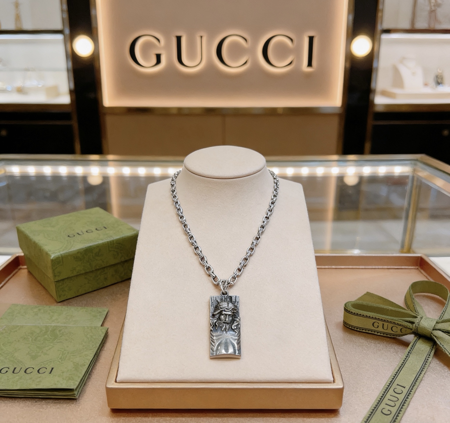 Gucci 不爆不发 抖音带货 首选 𝐆𝐮𝐜𝐜𝐢古驰项链最新款链条档次更高 Anger Forest系列双g 吊坠高端项链 设计的优雅与独特魅力