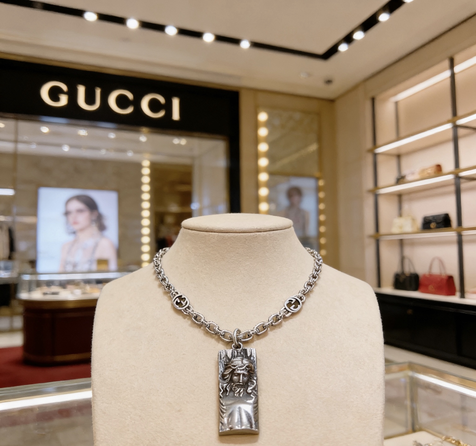 Gucci 不爆不发 抖音带货 首选 𝐆𝐮𝐜𝐜𝐢古驰项链最新款链条档次更高 Anger Forest系列双g 吊坠高端项链 设计的优雅与独特魅力