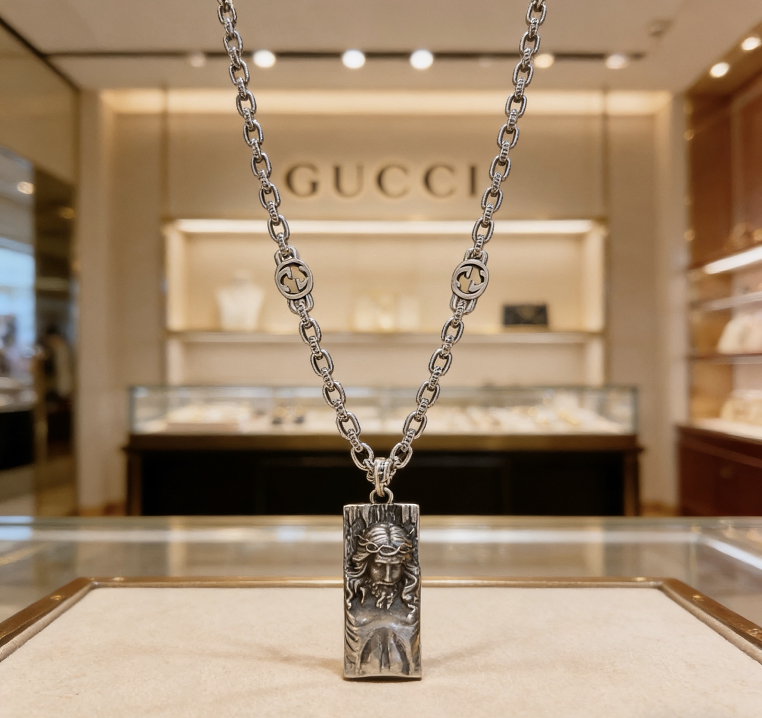 Gucci 不爆不发 抖音带货 首选 𝐆𝐮𝐜𝐜𝐢古驰项链最新款链条档次更高 Anger Forest系列双g 吊坠高端项链 设计的优雅与独特魅力