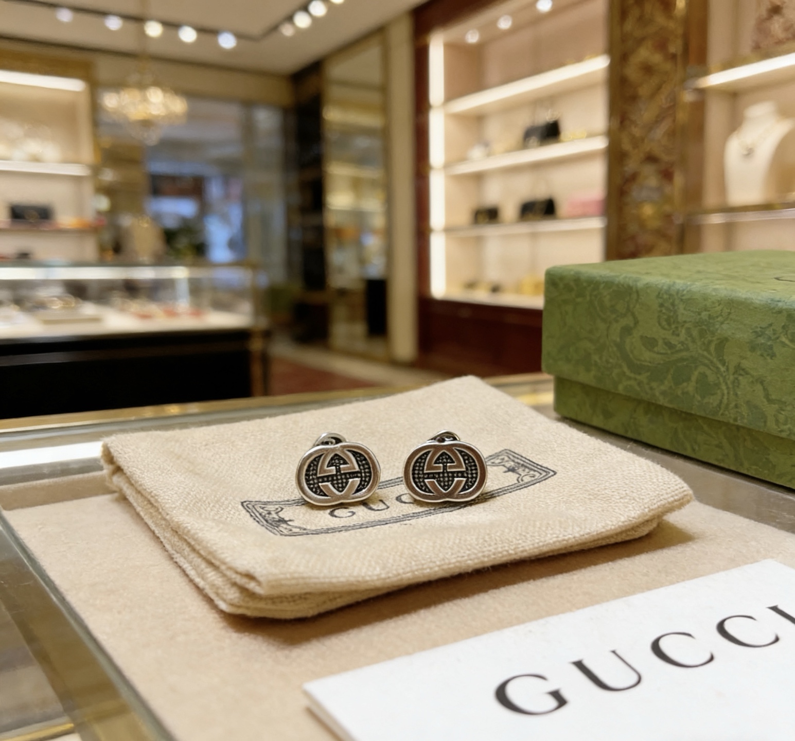 Gucci 新品首发不爆不发 抖音带货 首选 𝐆𝐮𝐜𝐜𝐢古驰耳钉最新款档次更高 Anger Forest系列双g设计理念 系列古驰耳钉
