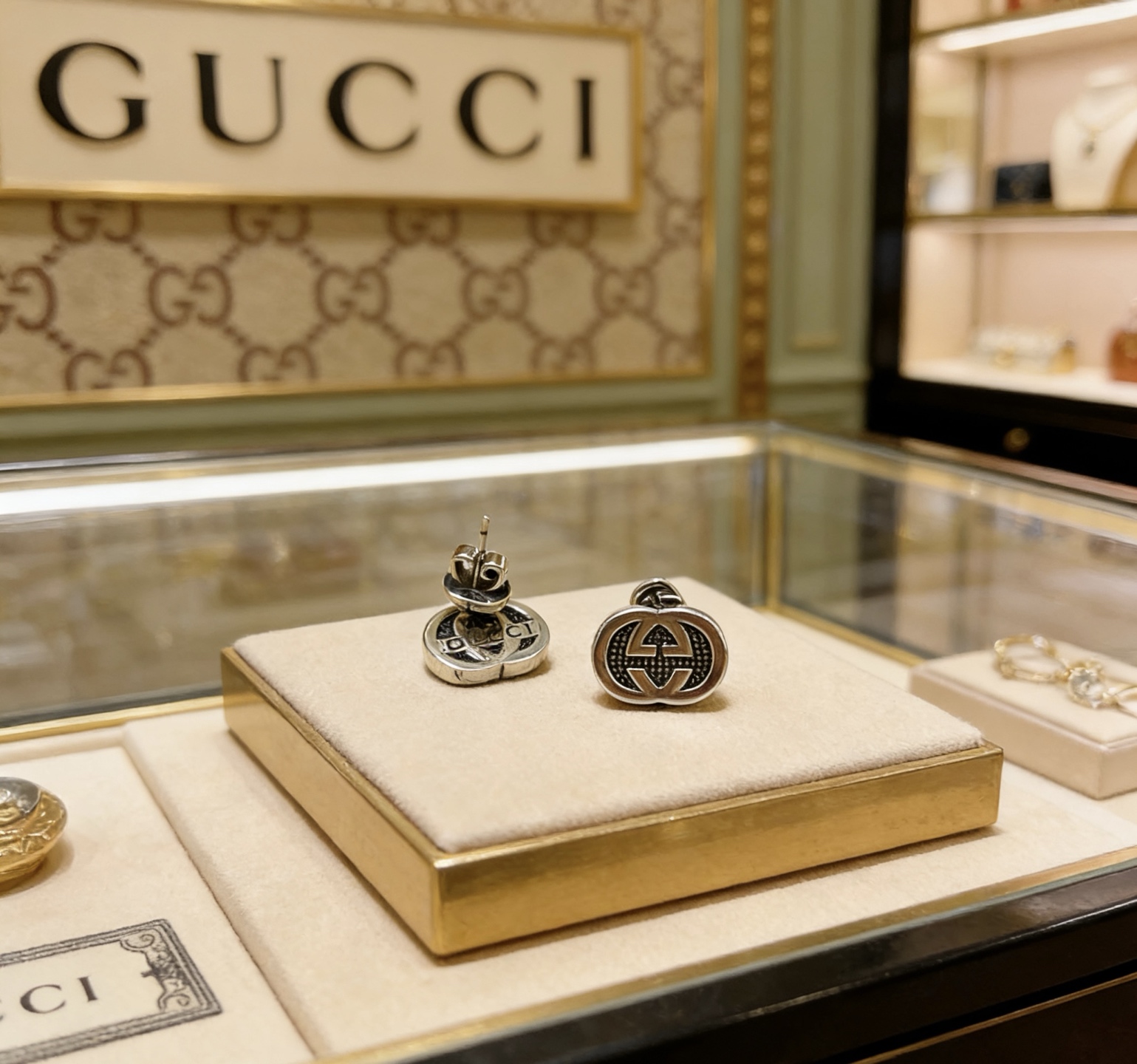 Gucci 新品首发不爆不发 抖音带货 首选 𝐆𝐮𝐜𝐜𝐢古驰耳钉最新款档次更高 Anger Forest系列双g设计理念 系列古驰耳钉