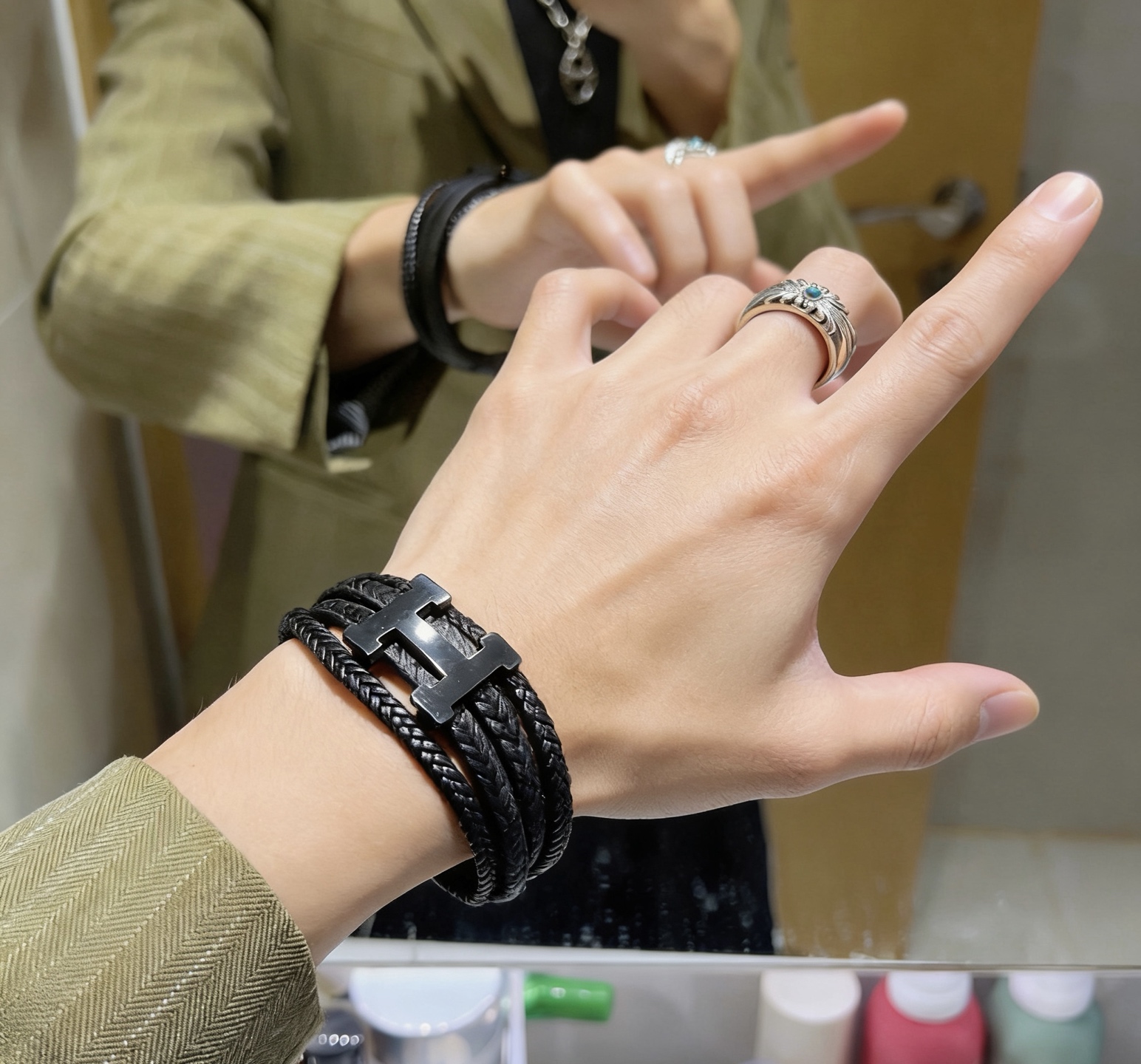 Hermès 新品发售 爱马仕手绳手环最新款纯手工头层牛皮材质档次更高 H系列系列 款系列手链手绳